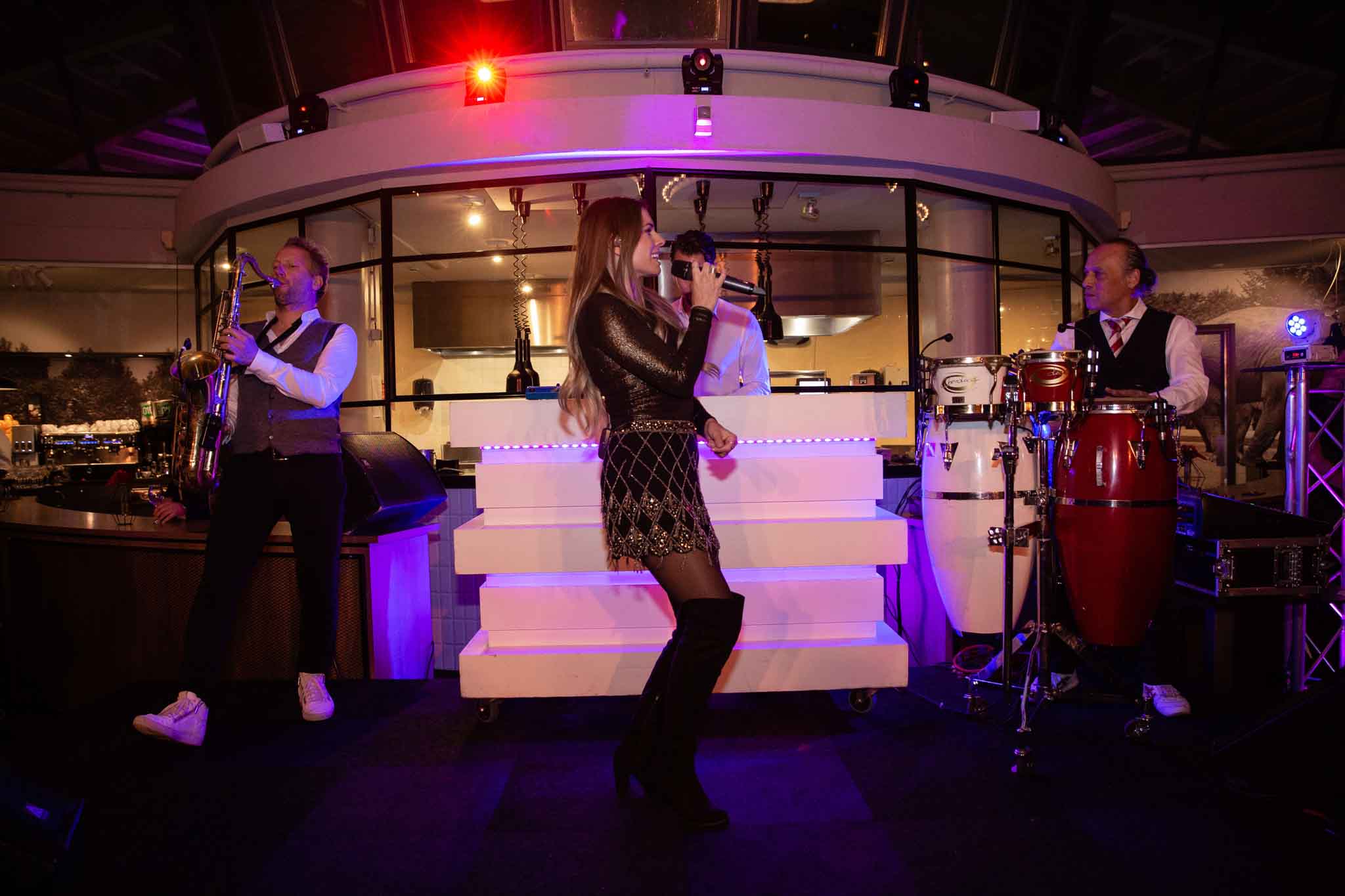 Timeless Live Band spelend op het podium - Timeless Events