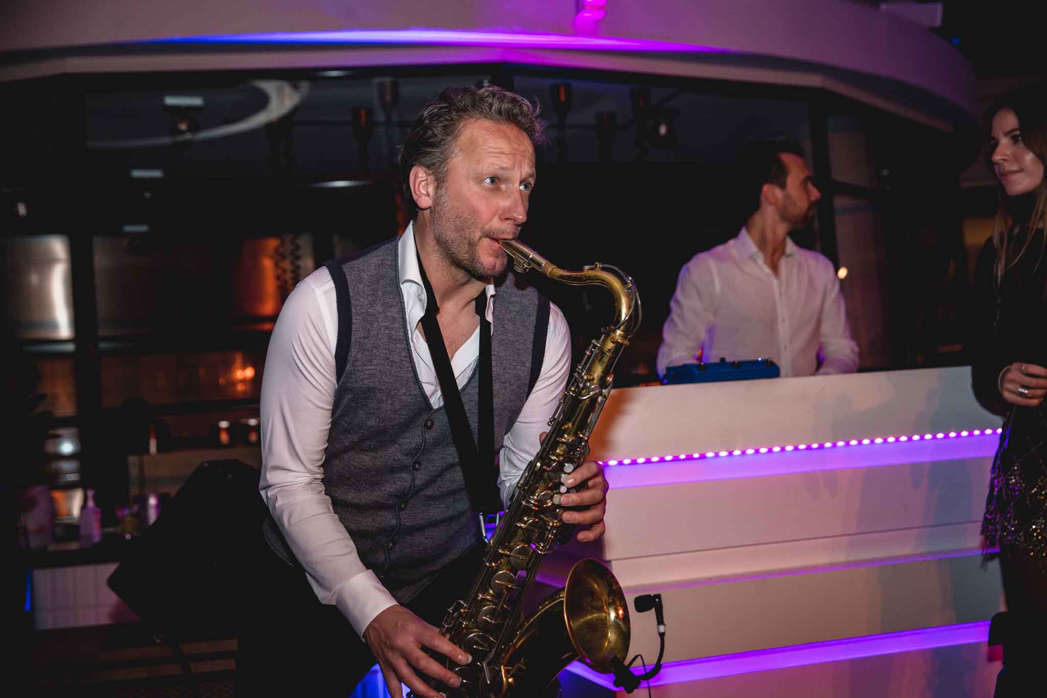 Man blazend op een saxofoon - Timeless Events