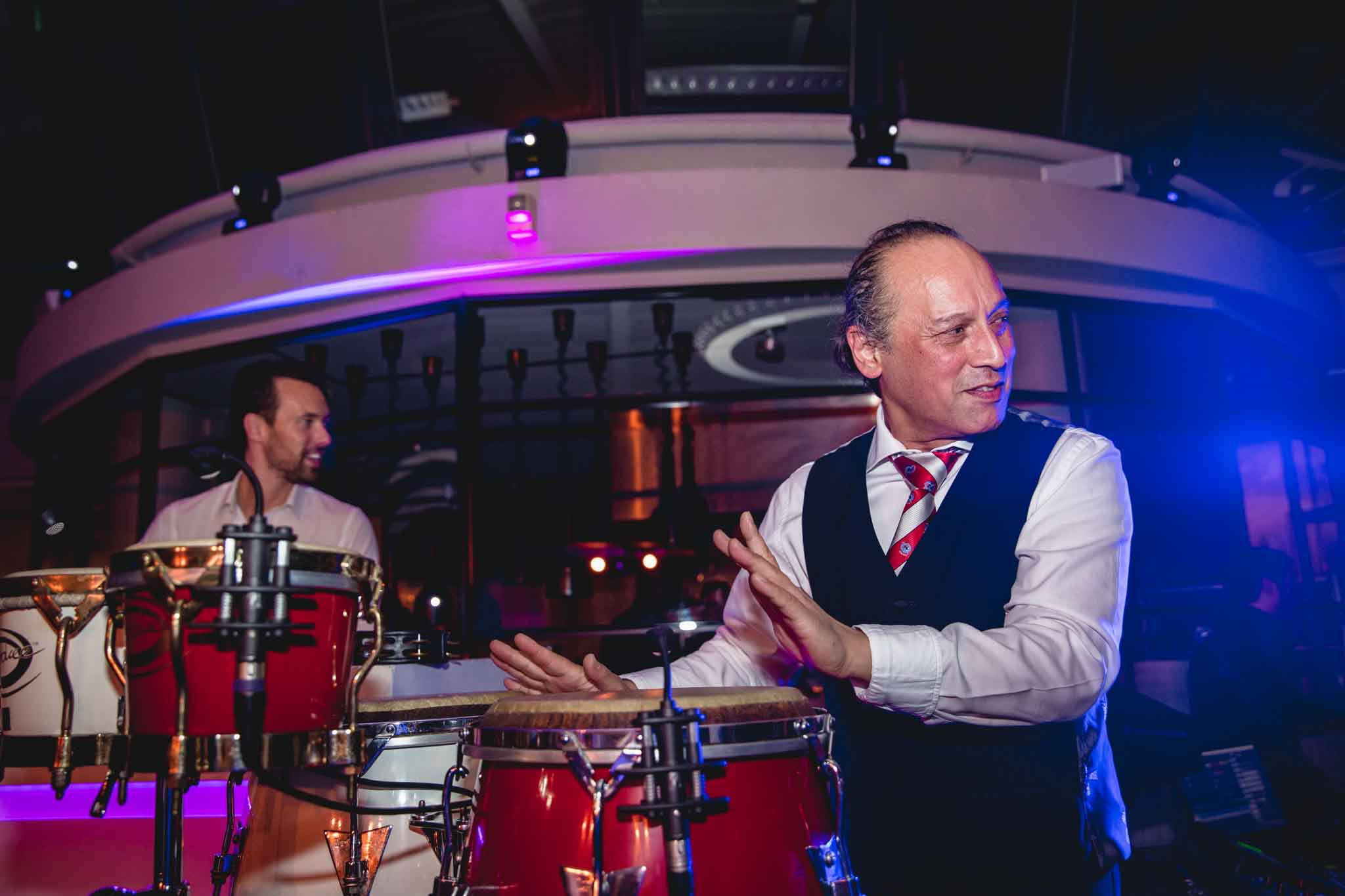 Man trommelend op een percussie instrument - Timeless Events