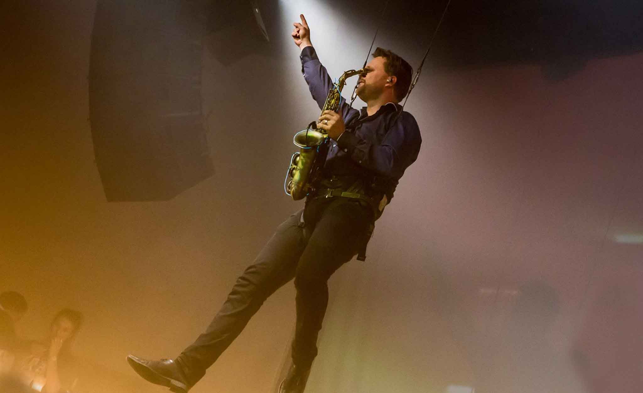 Man met saxofoon hangend in de lucht - Timeless Events