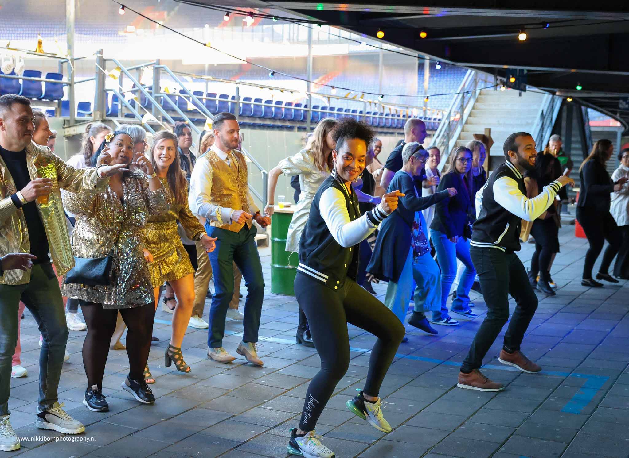 Dansende mensen in de Kuip - Timeless Events
