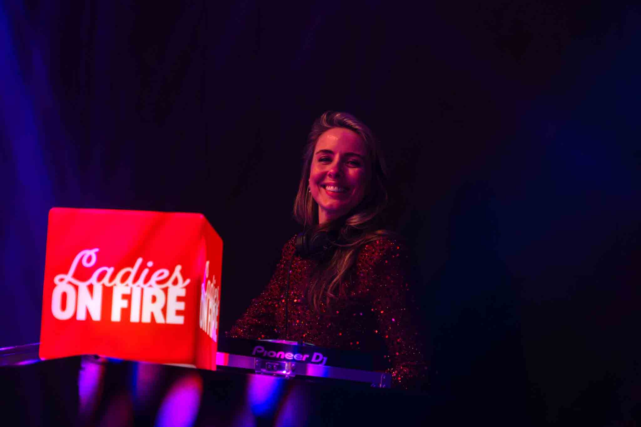 Ladies on Fire DJ met koptelefoon om - Timeless Events