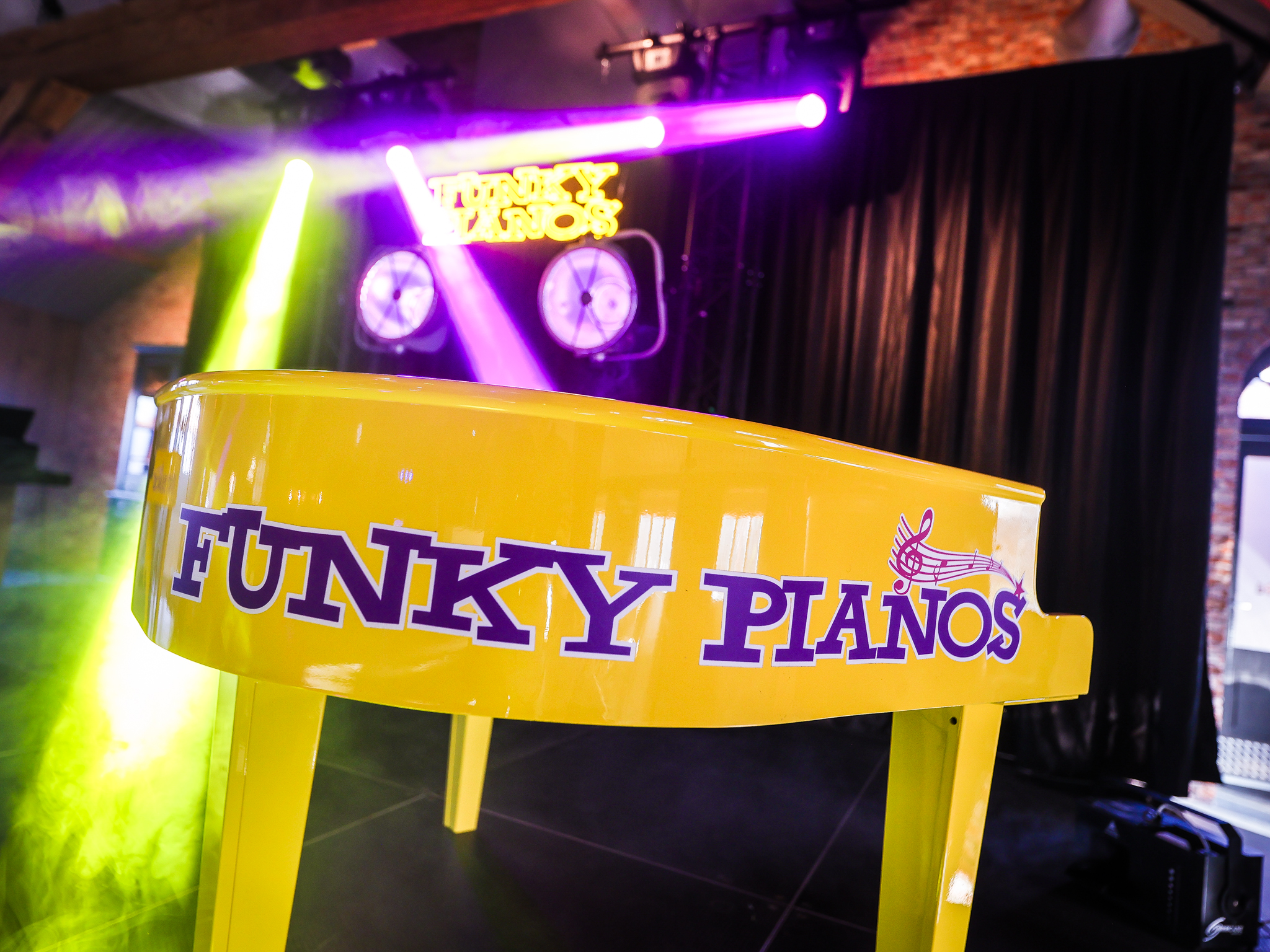 Gele piano met paarse tekst Funky Pianos - Timeless Events