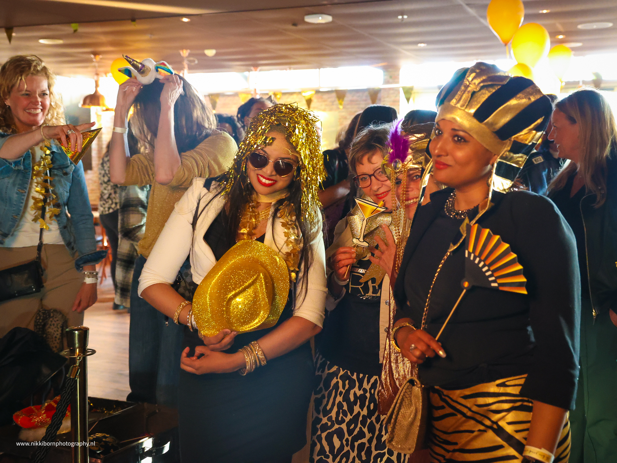 In het goud verkleedde vrouwen - Timeless Events