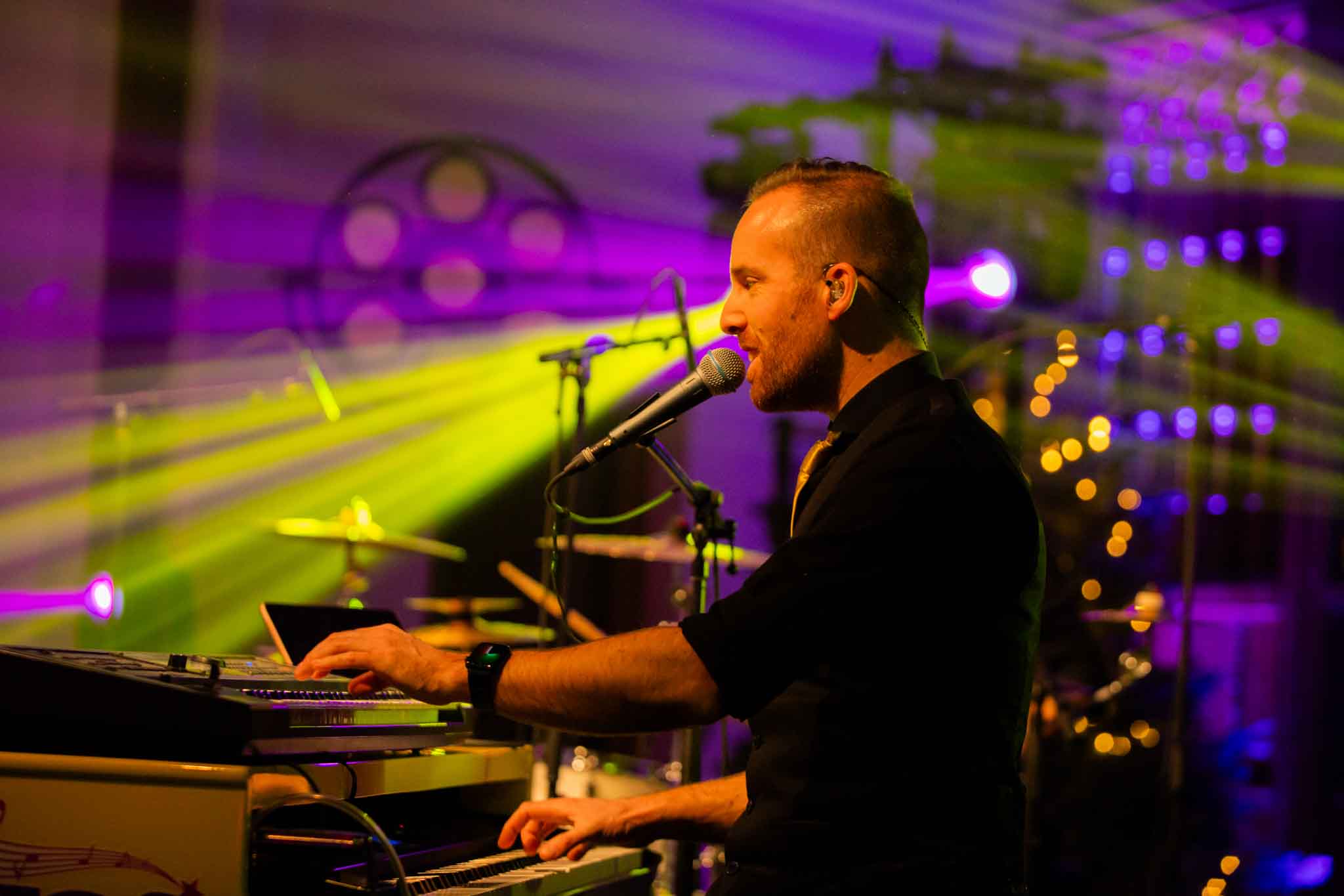 Man zingend en spelend op een keyboard - Timeless Events