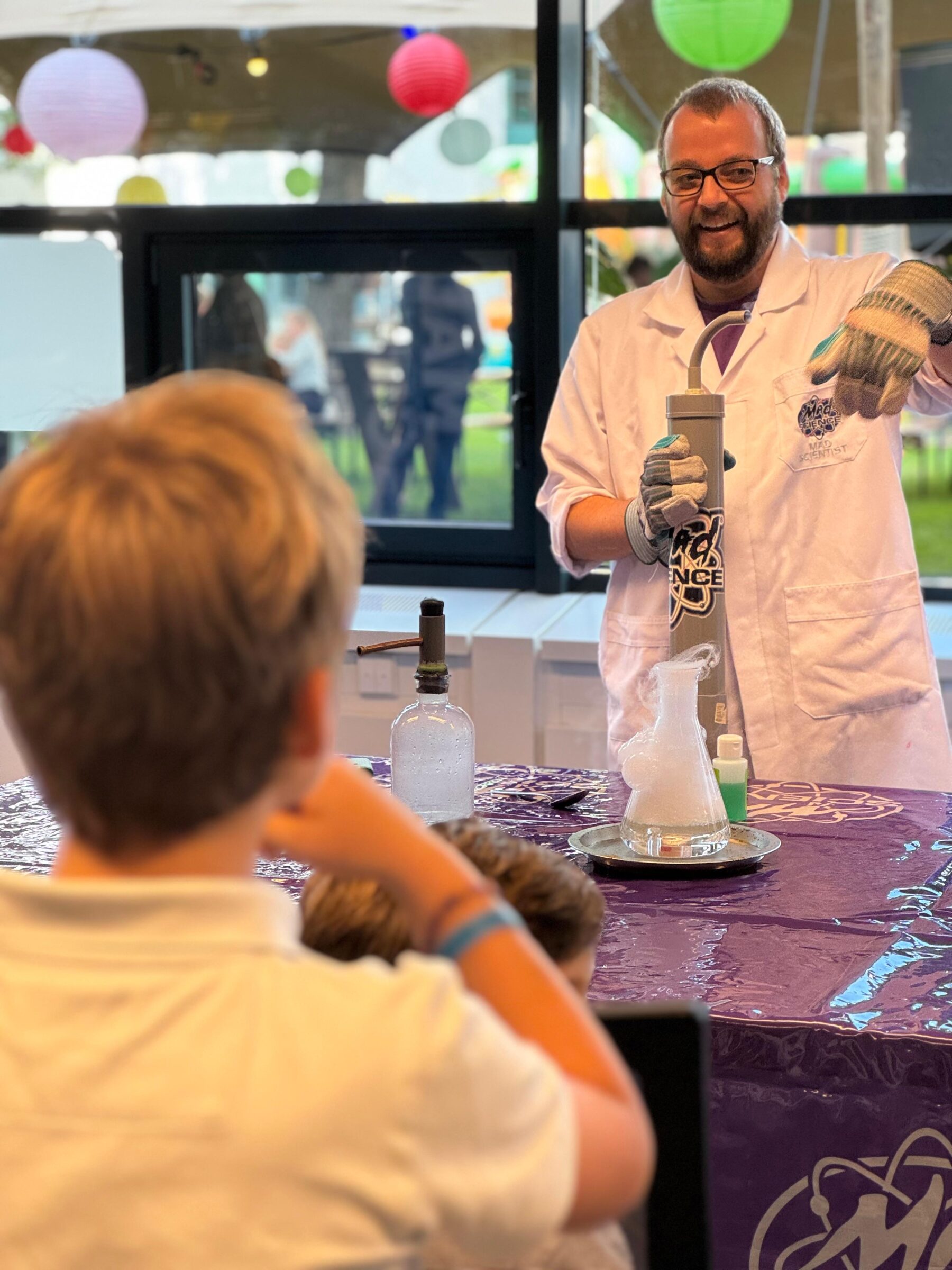 Kinderen kijkend naar een man die experimentele proeven doet - Timeless Events