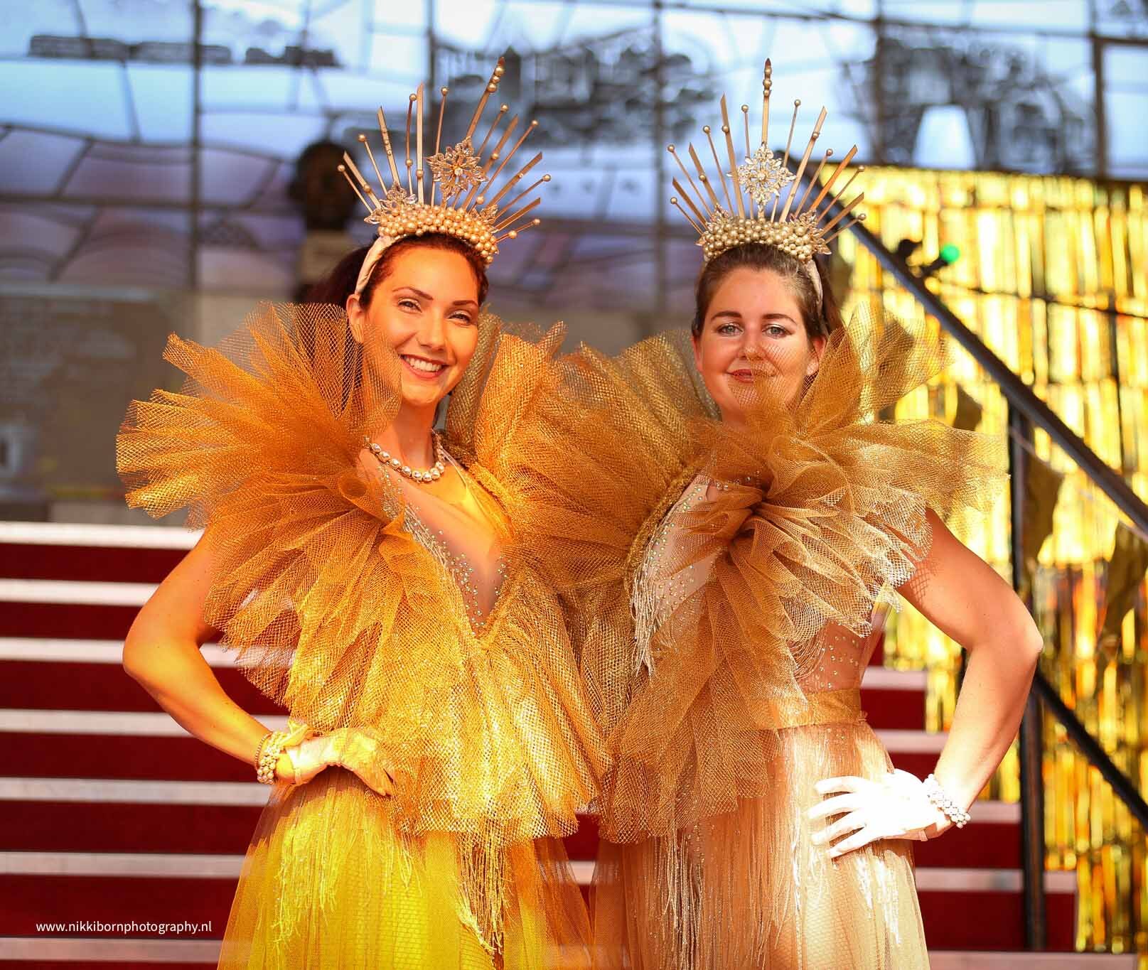 Twee vrouwen verkleed in het goud inclusief kroon - Timeless Events