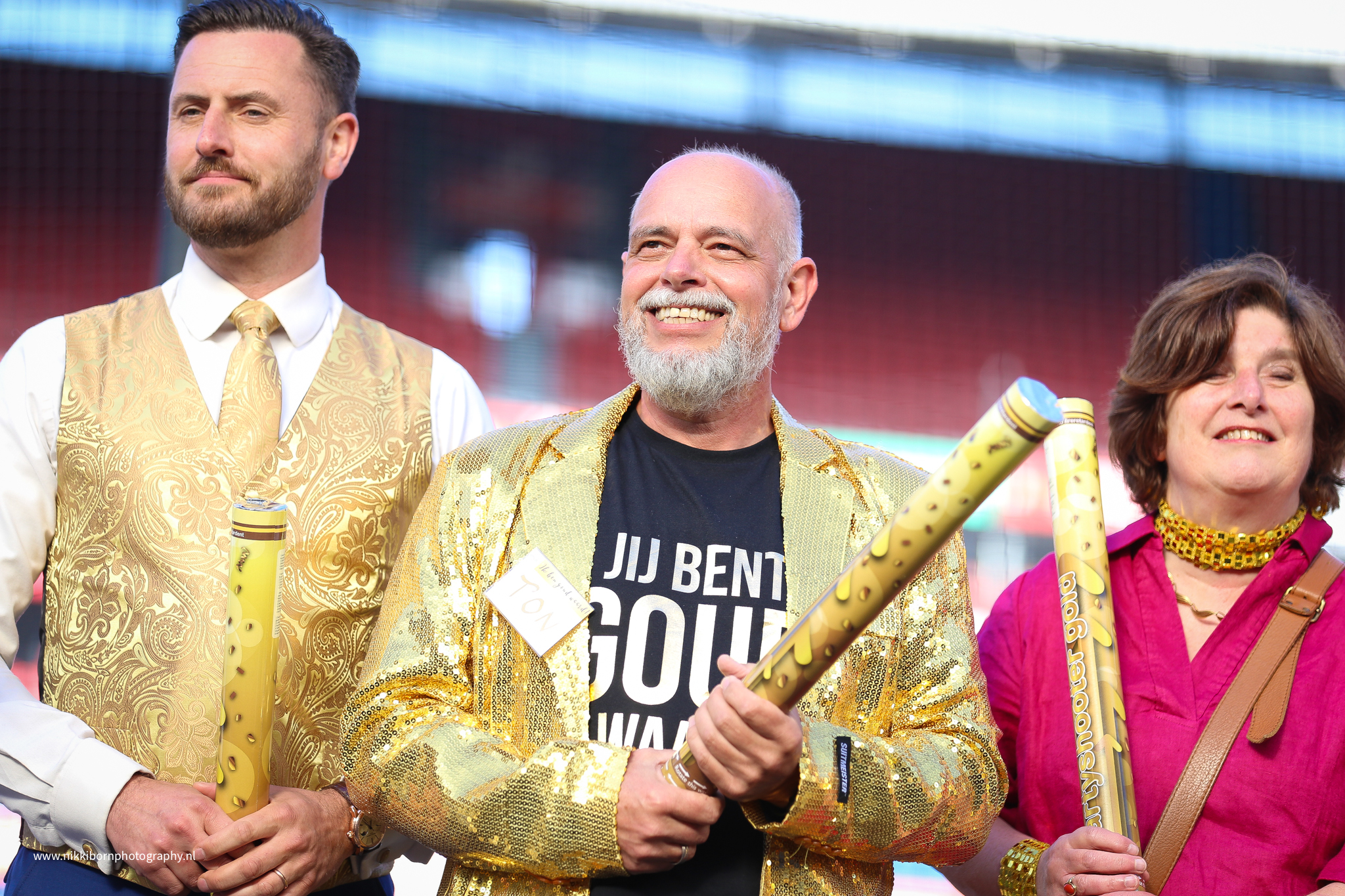 Drie personen verkleed in het goud met een confetti kanon in hun handen - Timeless Events