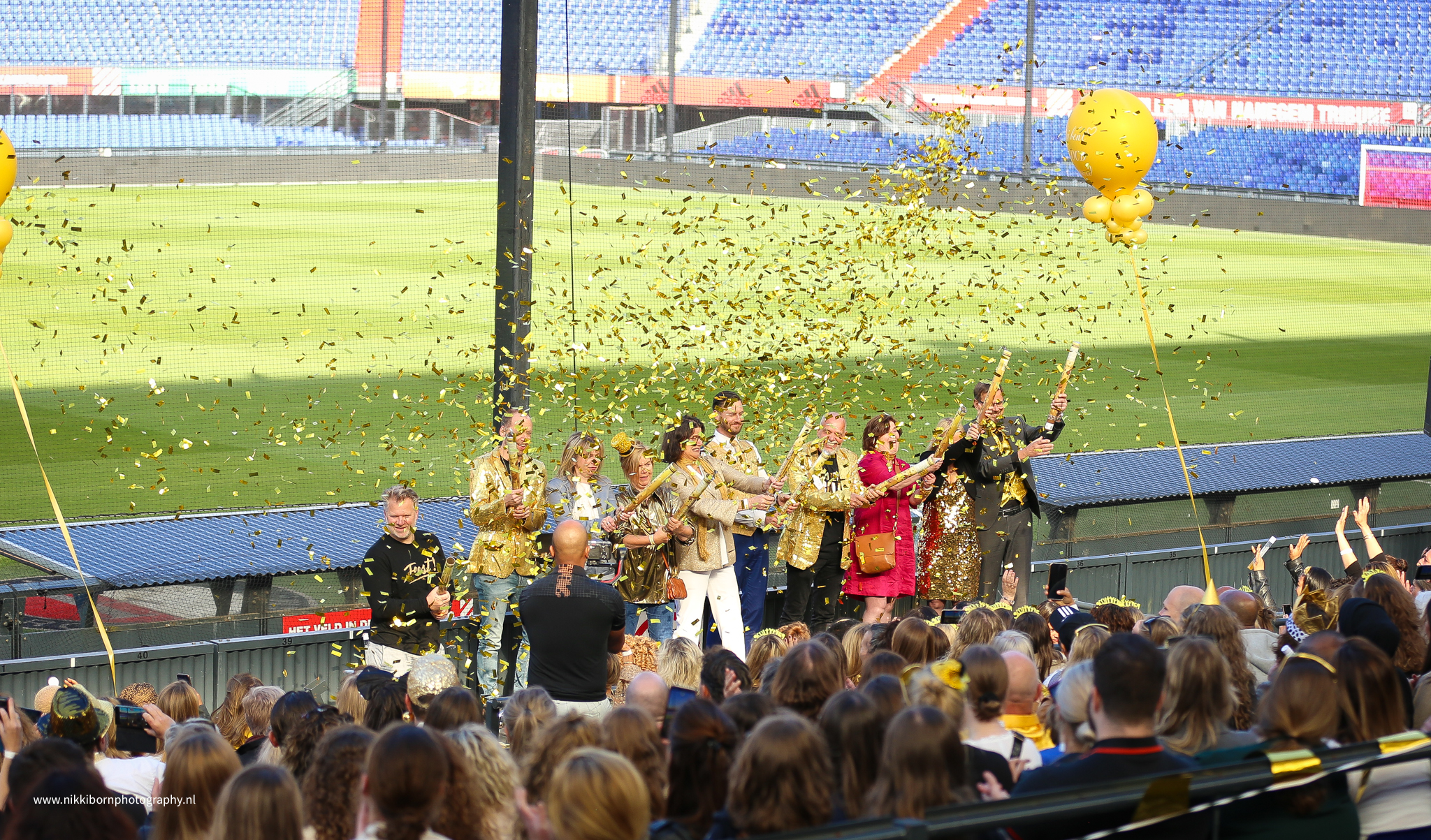 Confetti wordt afgeschoten richting het publiek op de tribune - Timeless Events
