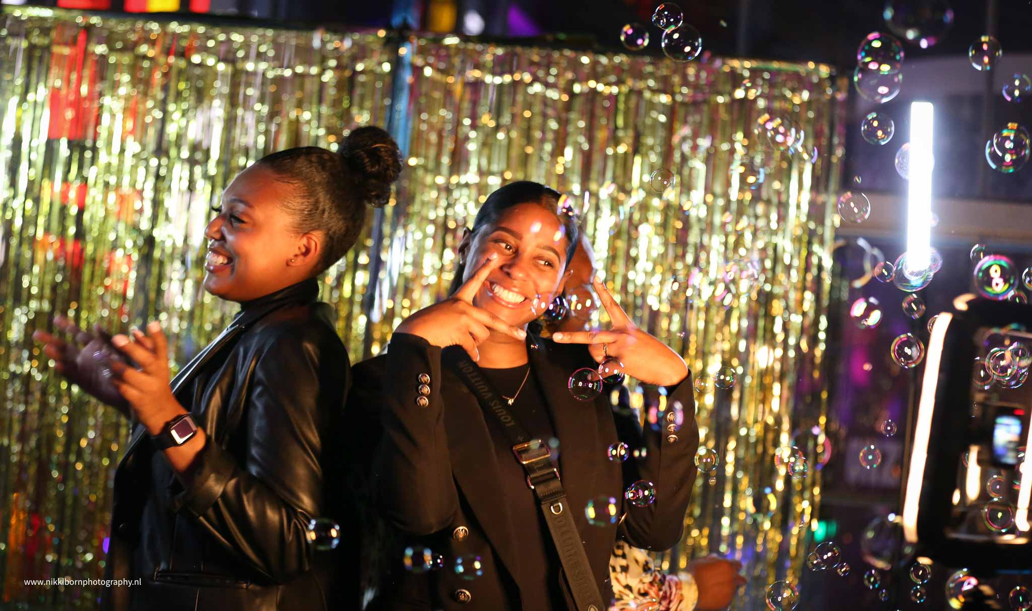 Twee vrouwen met een peace teken op de foto inclusief bellenblaas - Timeless Events