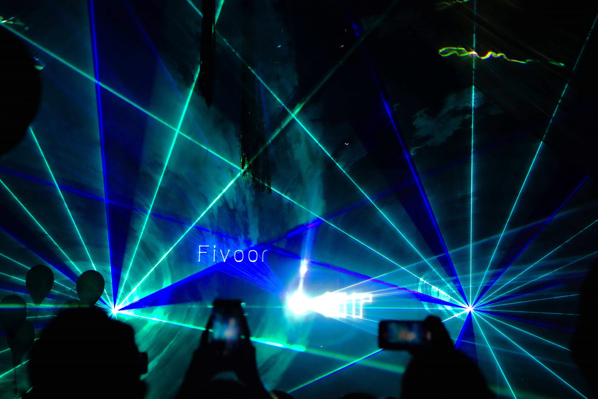Blauw met groene lasershow met een fivoor logo lamp op de achtergrond - Timeless Events
