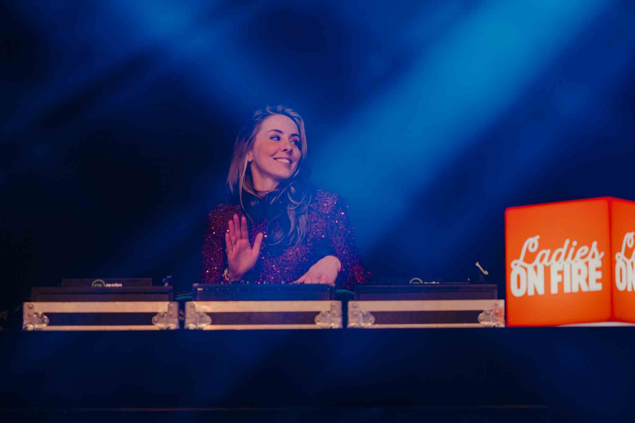 Ladies on Fire DJ achter de DJ-set - Timeless Events