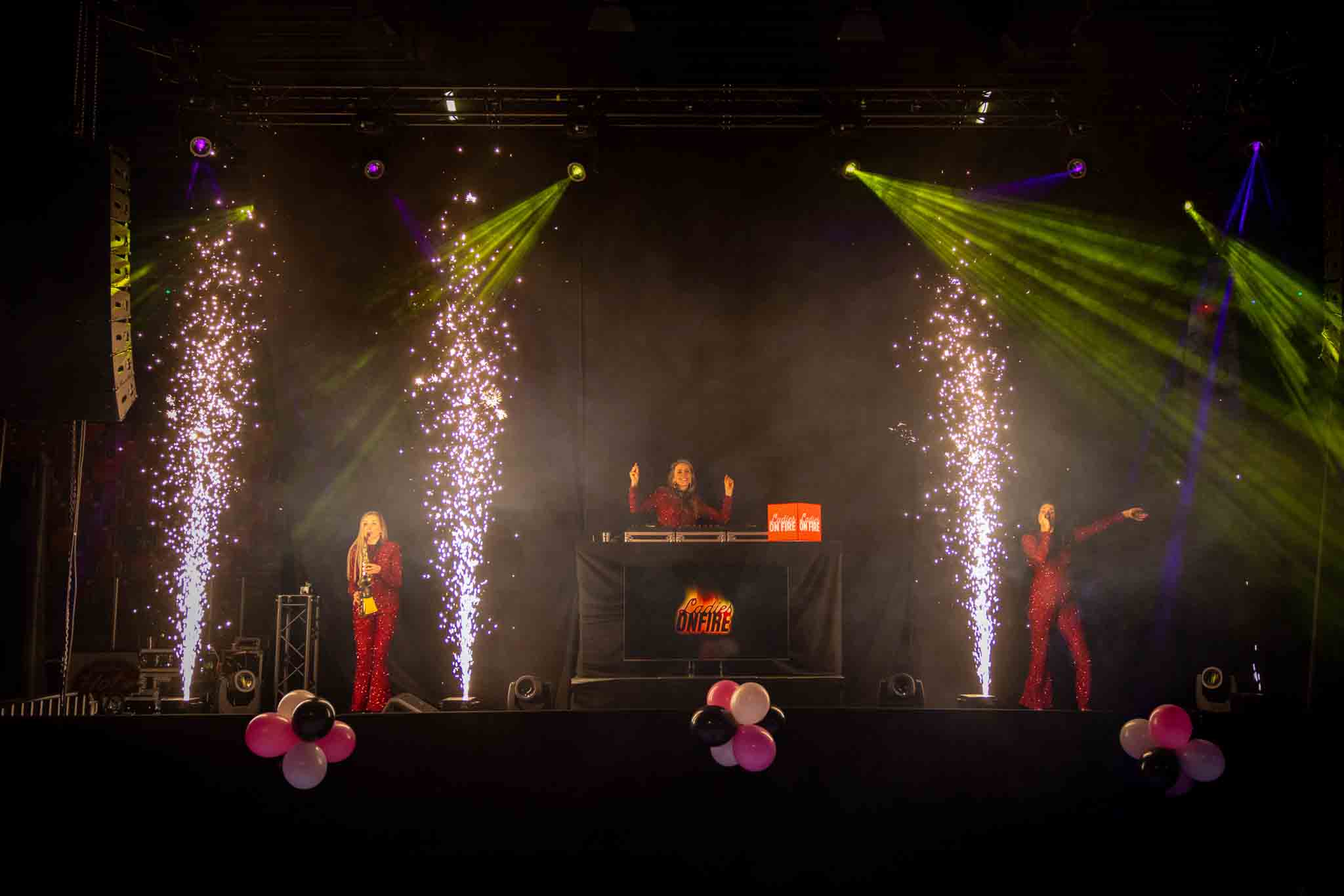 Ladies on Fire op het podium met vuurwerk - Timeless Events