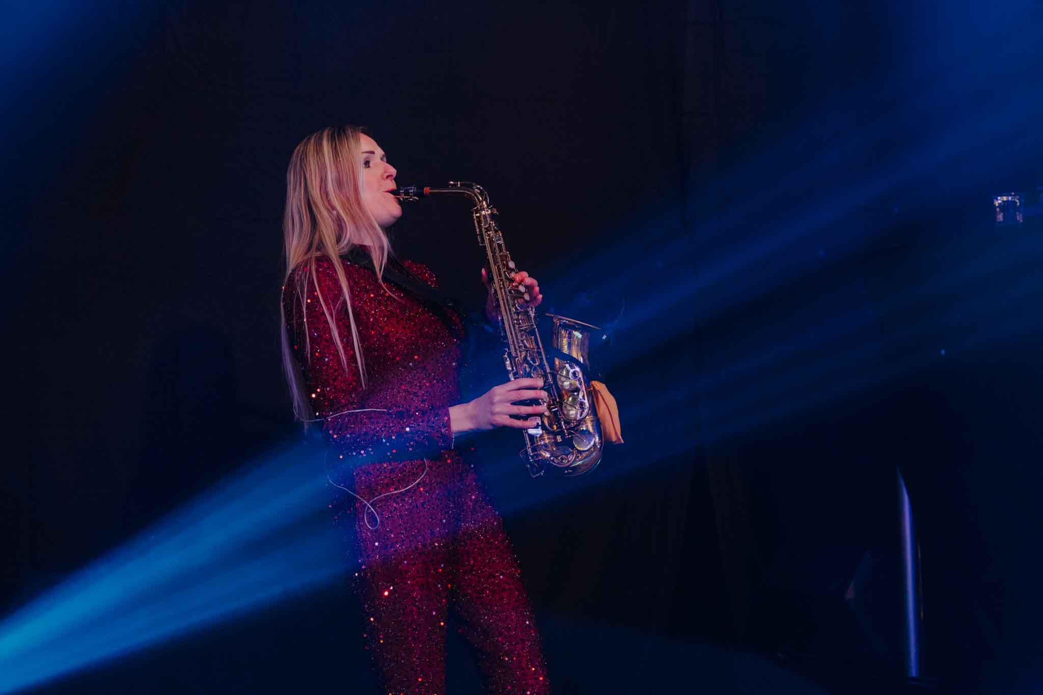 Mevrouw van ladies on fire speelt saxofoon - Timeless events