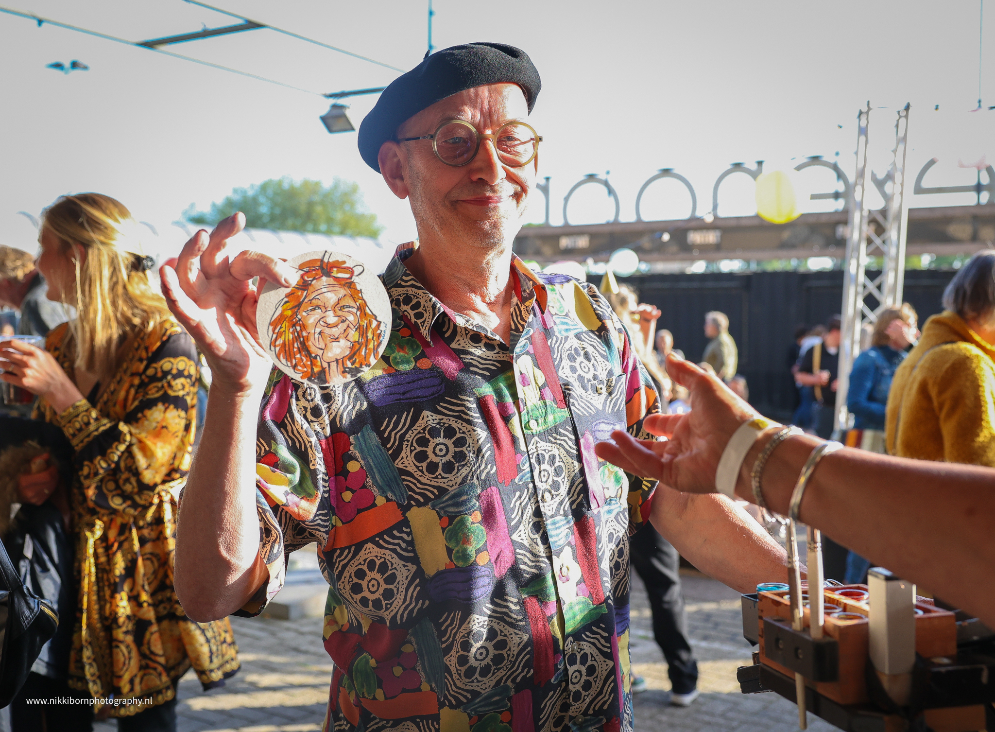 Man met kleurrijke blouse heeft een vrouwelijk karikatuur getekend op een biervilt - Timeless Events