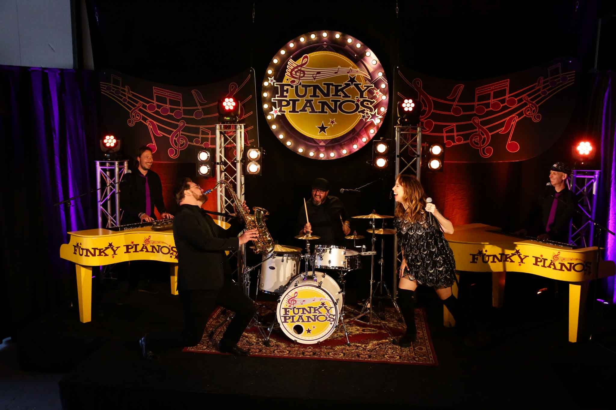 Funky Pianos met 5 personen op het podium - Timeless Events