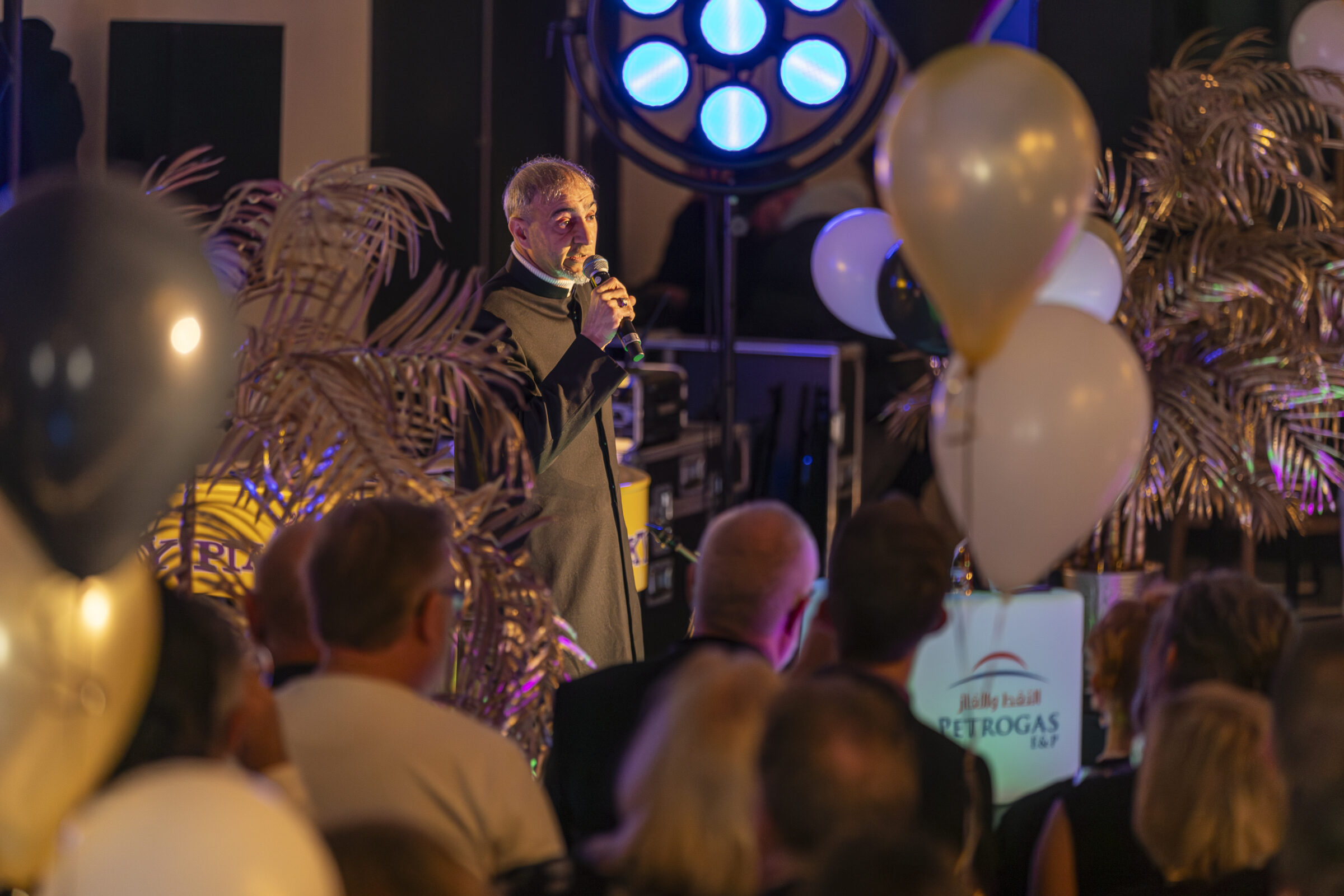 Speechende man op podium - Timeless Events