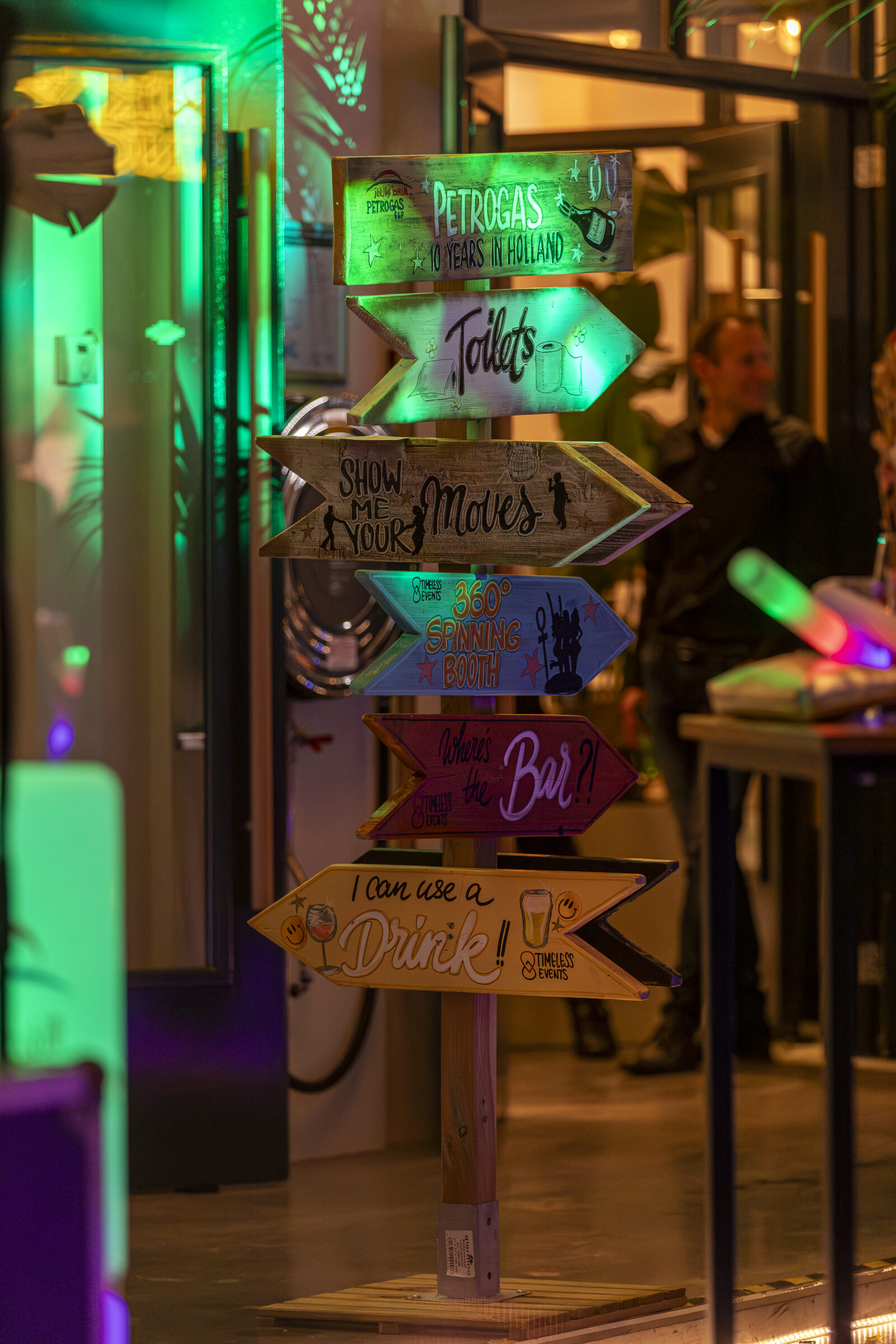 Bord met pijlen richting toiletten, dansvloer, draaiende booth en de bar - Timeless Events