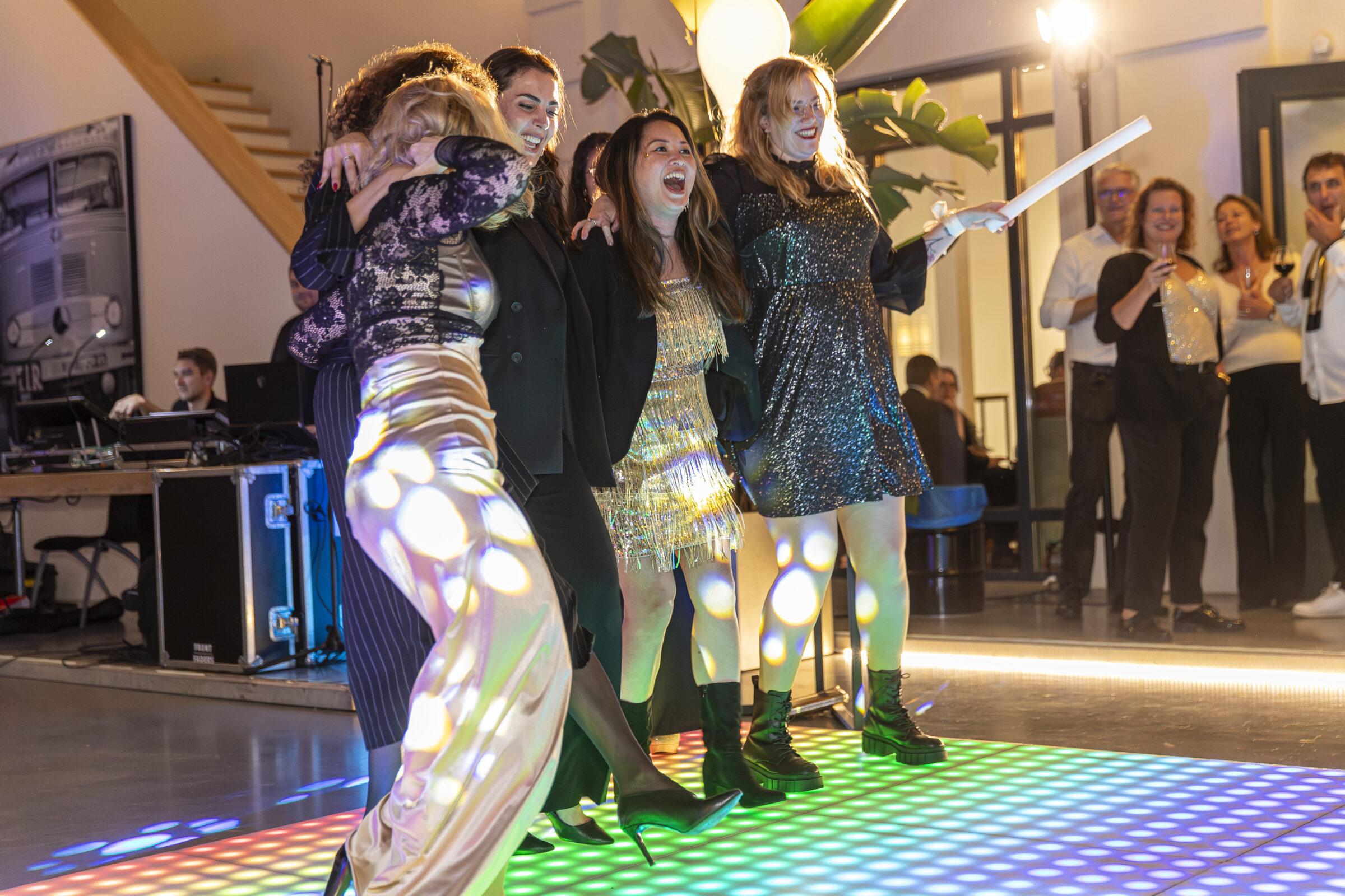 Vijf vrouwen lachend op lichtgevende dansvloer - Timeless Events