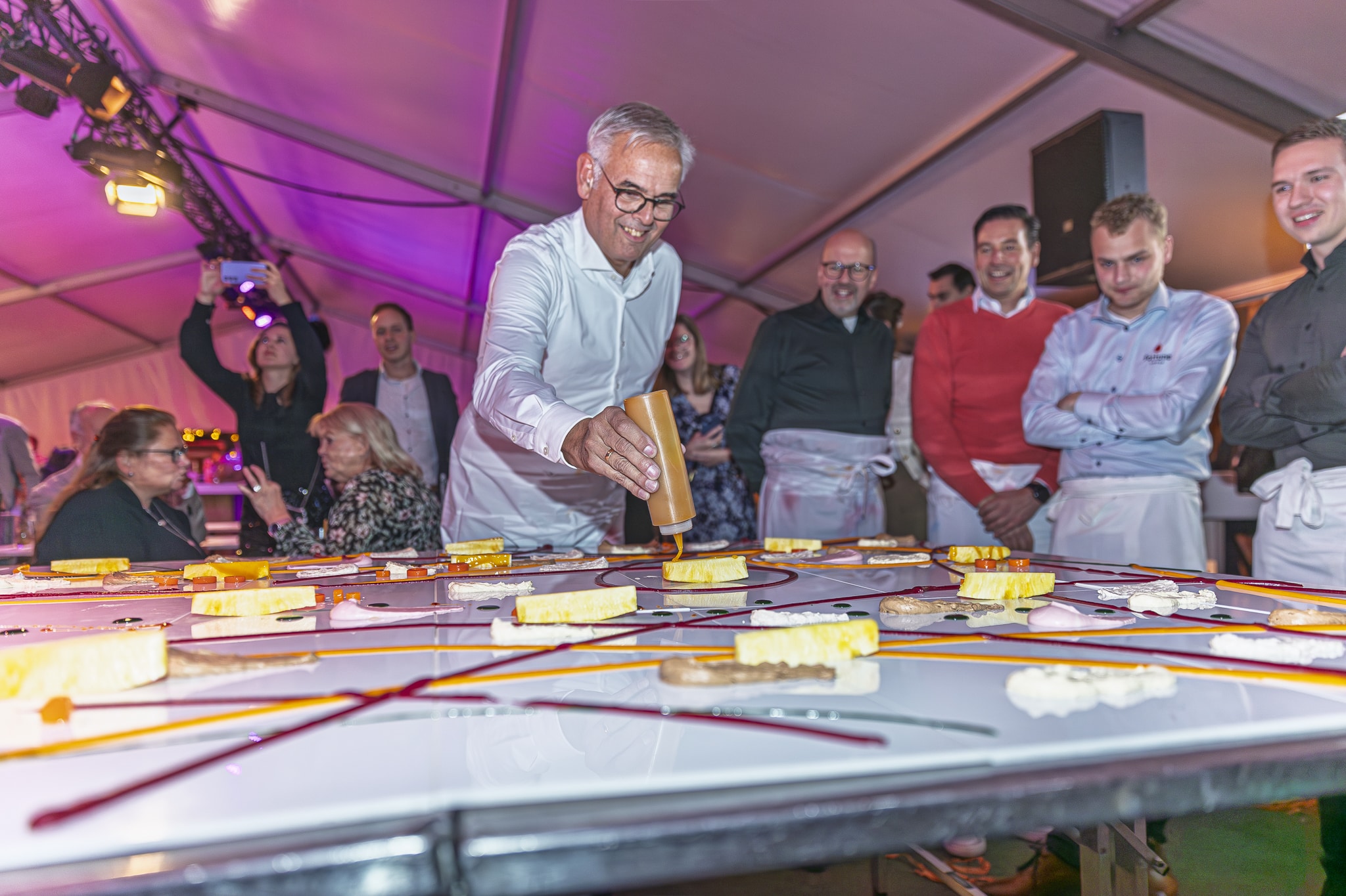 Man verzorgt de hapjes van dressing - Timeless Events