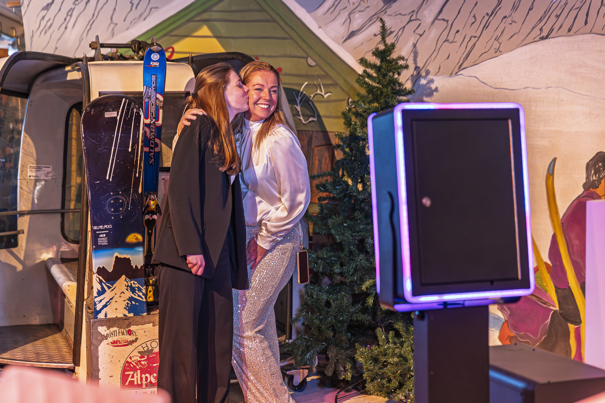 twee vrouwen op de foto - Timeless events