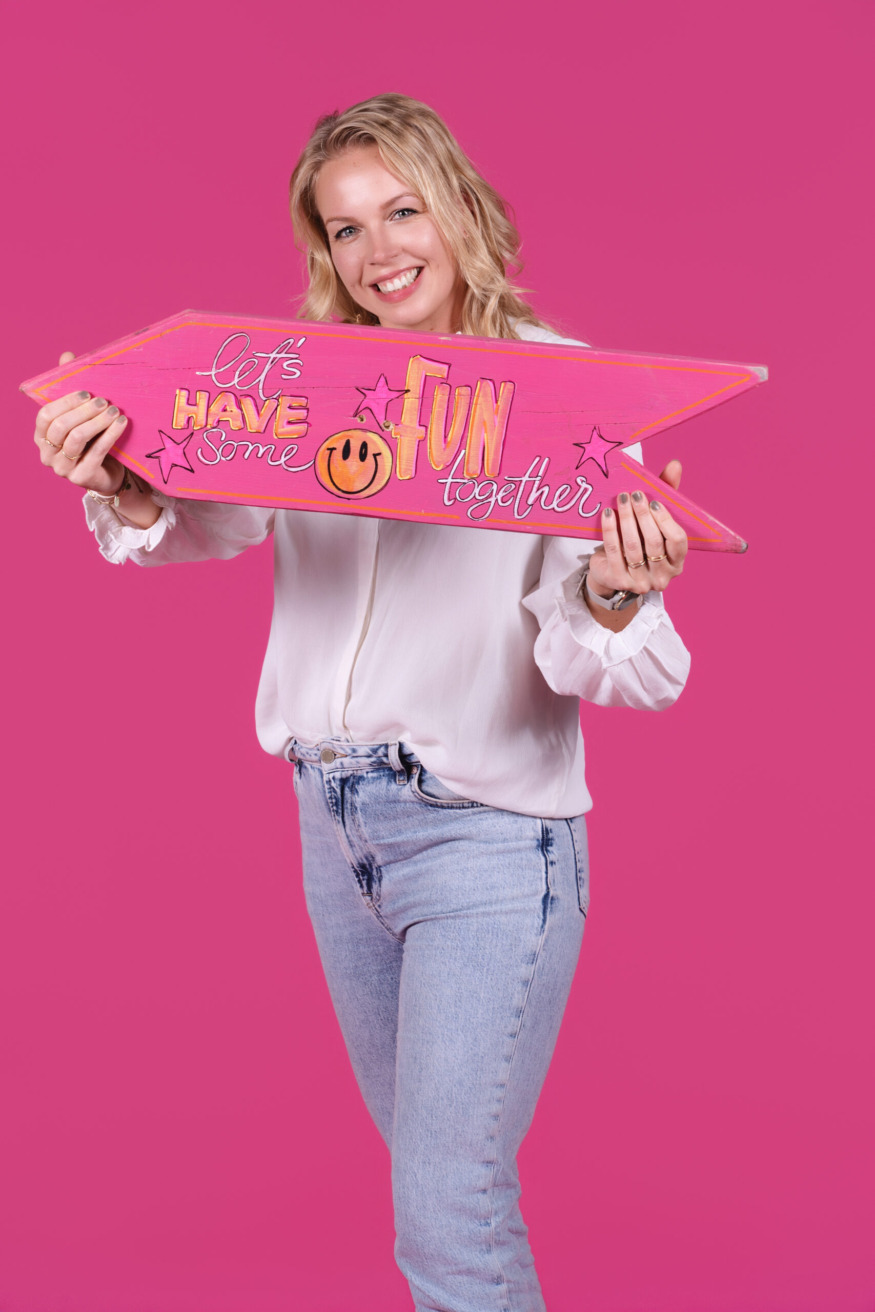 Davina houd bord vast - Timeless events