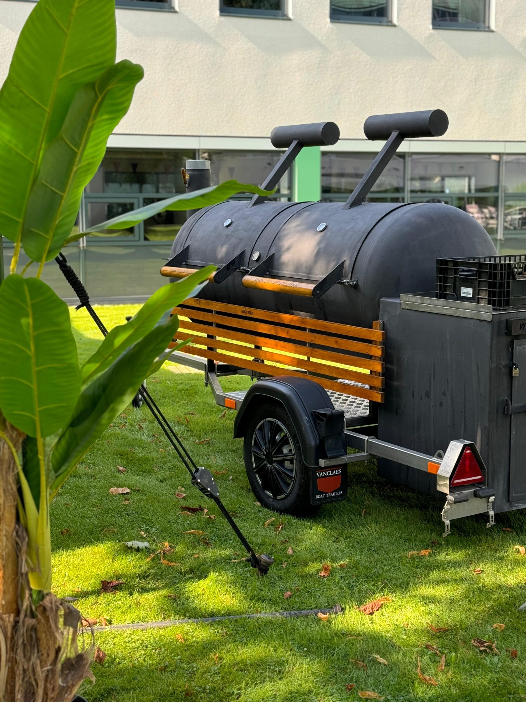 Barbecues buiten in het gras - Timeless events