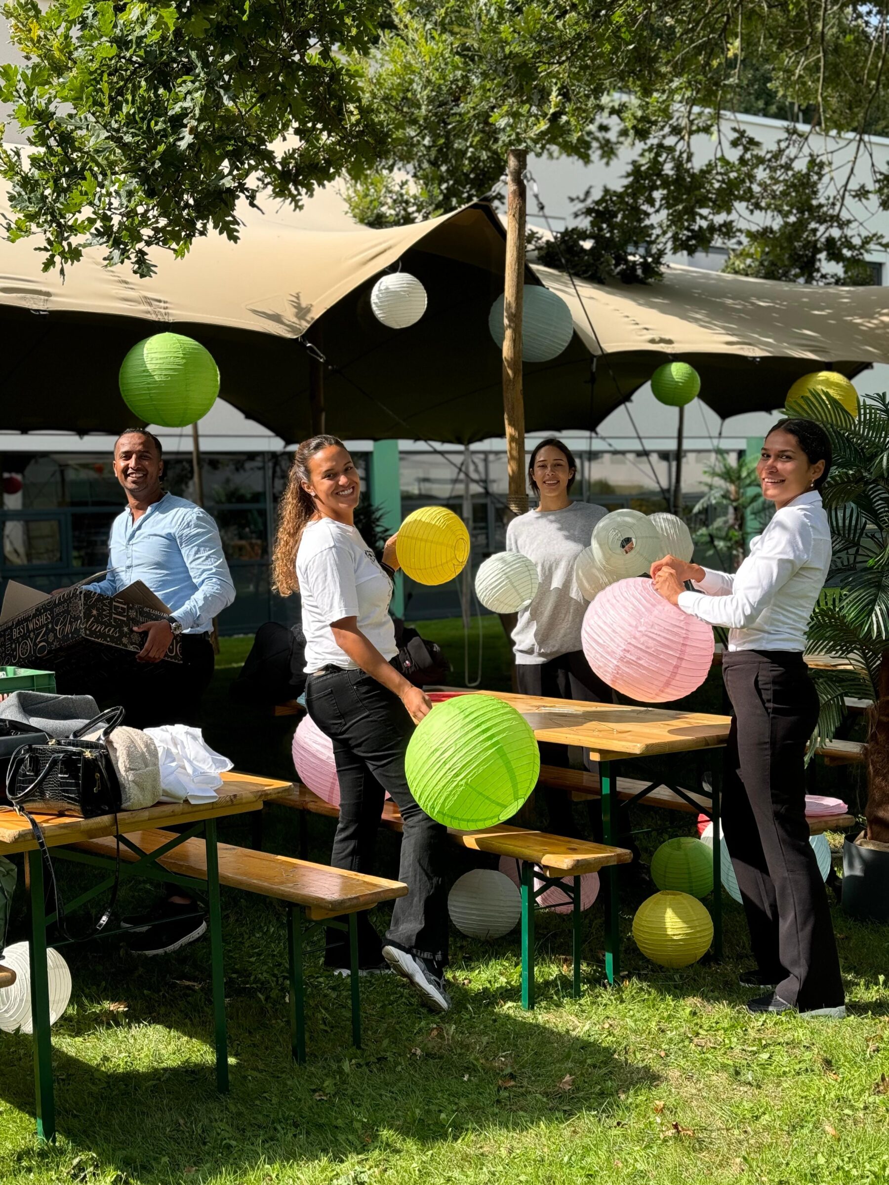 Drie vrouwen en 1 man die kleurrijke lampionnen klaar zetten - Timeless Events