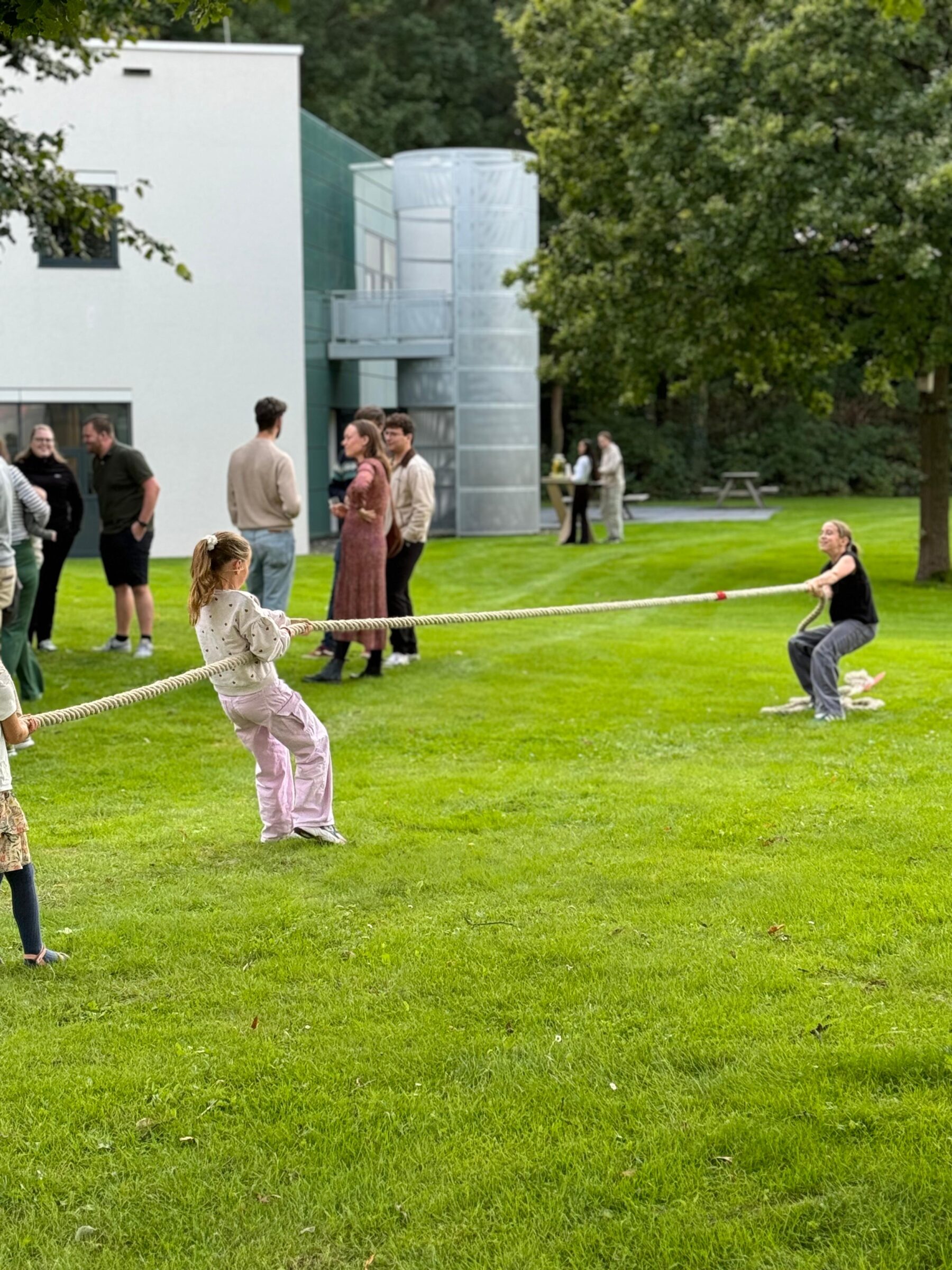 Kinderen touwtje trekken in het grasveld - Timeless Events