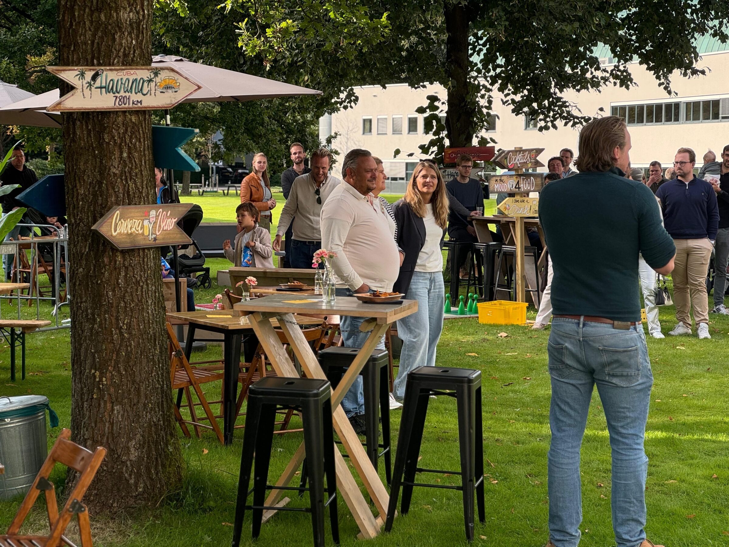 Speechende man op een buitenevenement - Timeless Events