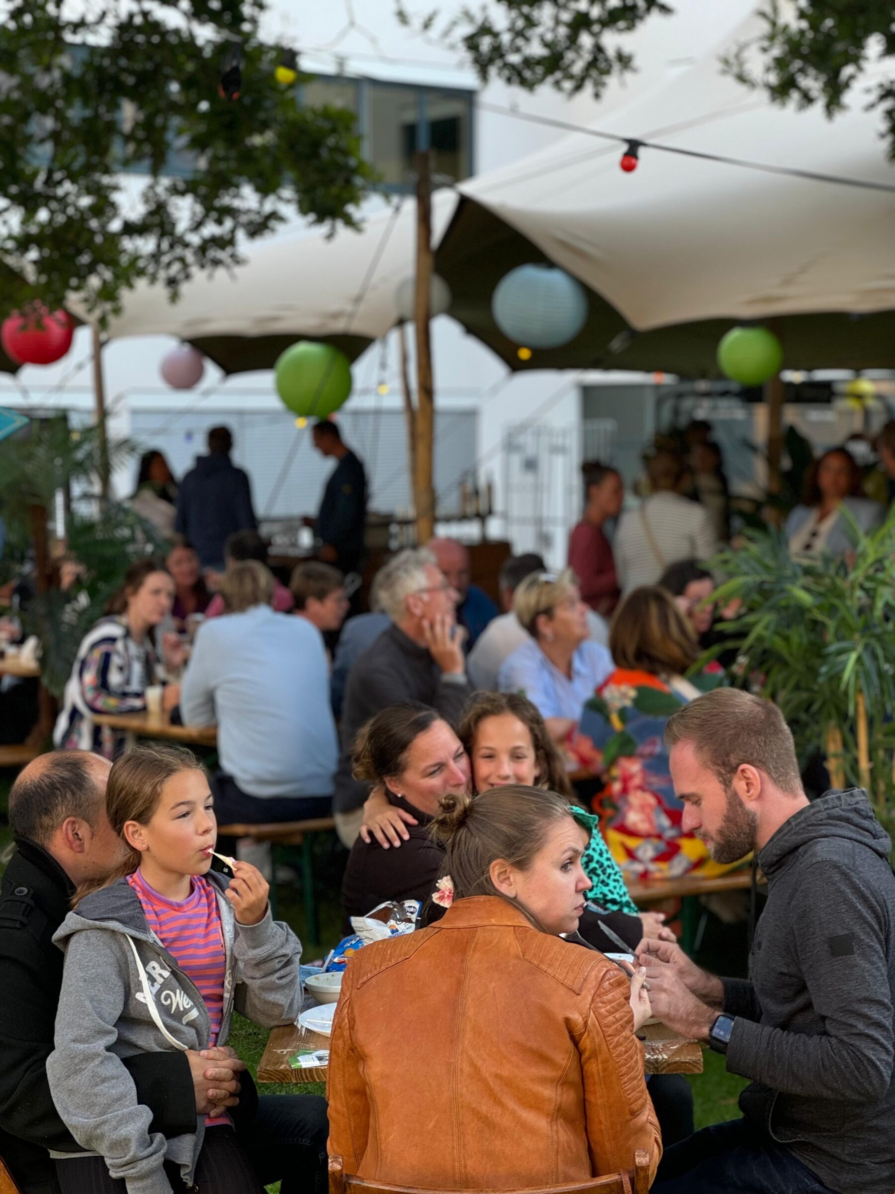 Buitenevenement met een gezin aan het eten - Timeless Events