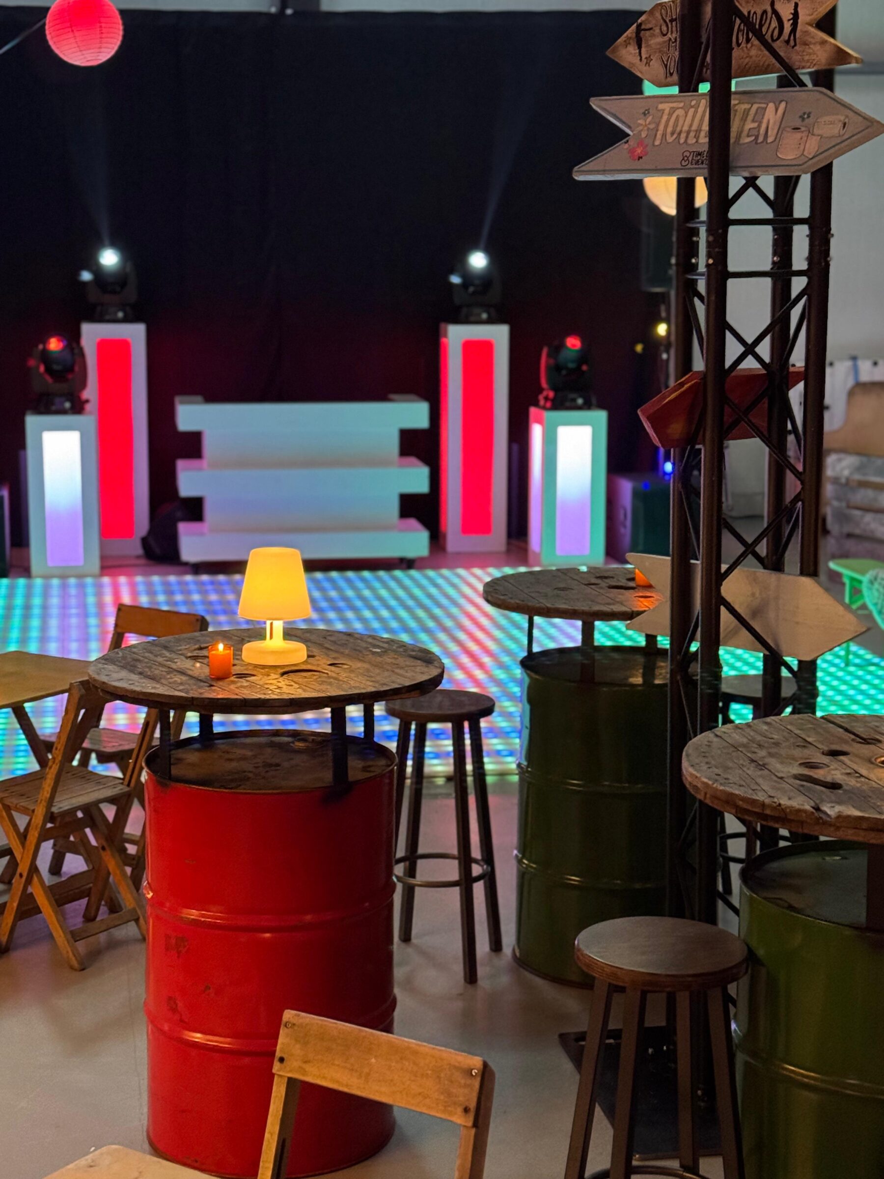 Sta-tafels en een lichtgevende dansvloer - Timeless Events