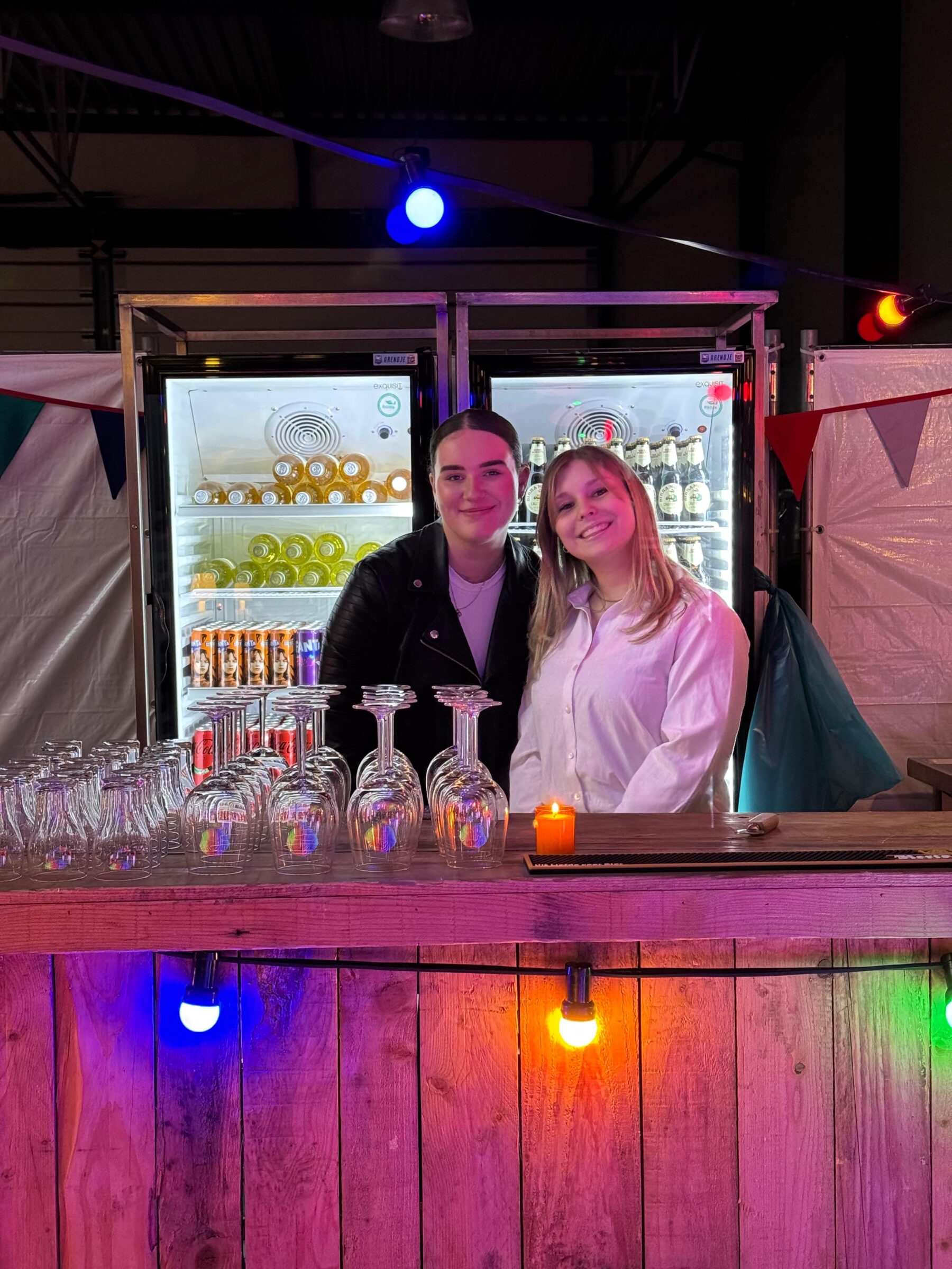 Twee lachende vrouwen achter de bar - Timeless Events