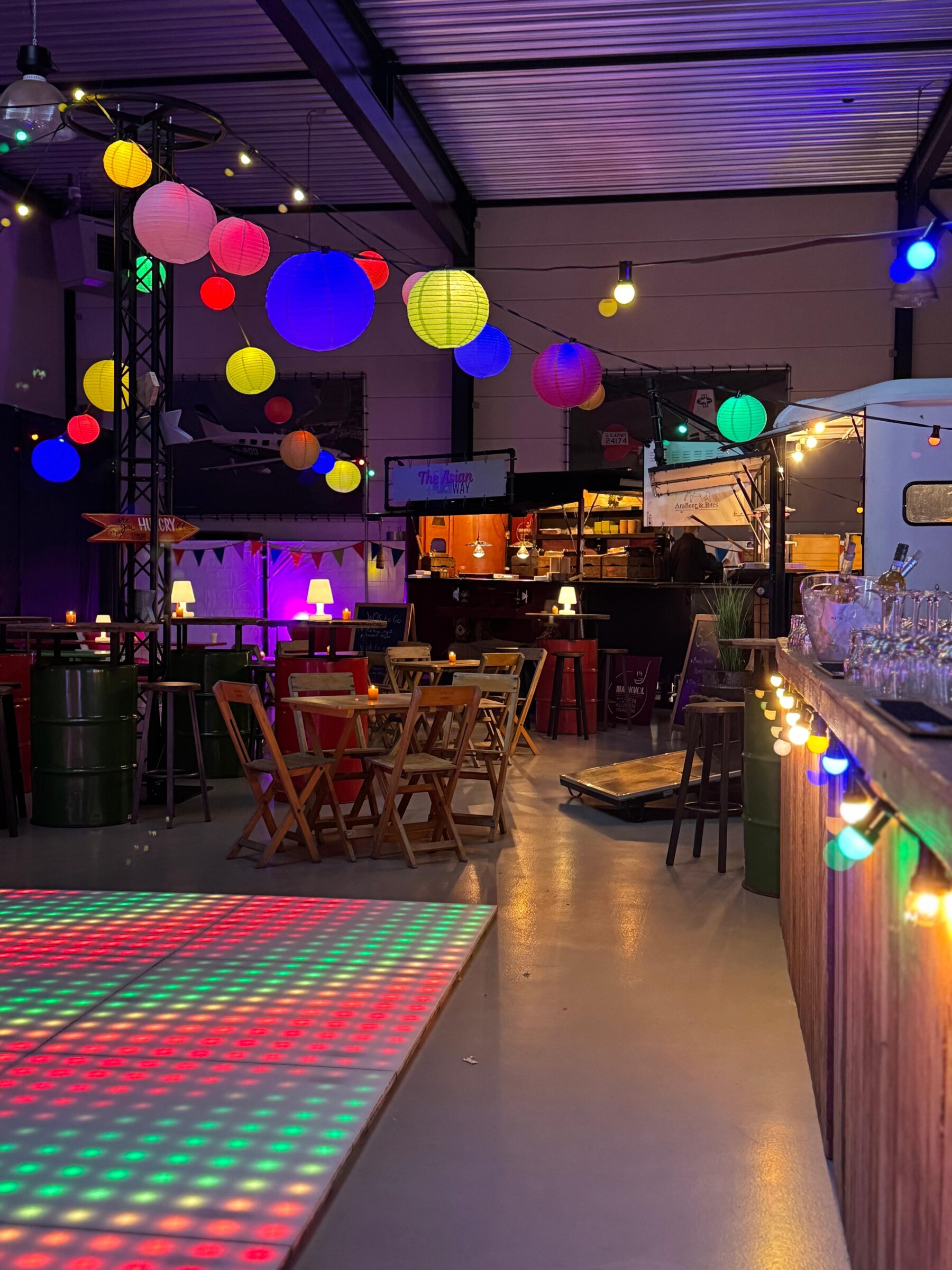 Versierde hangaar met gekleurde lampionnen - Timeless Events