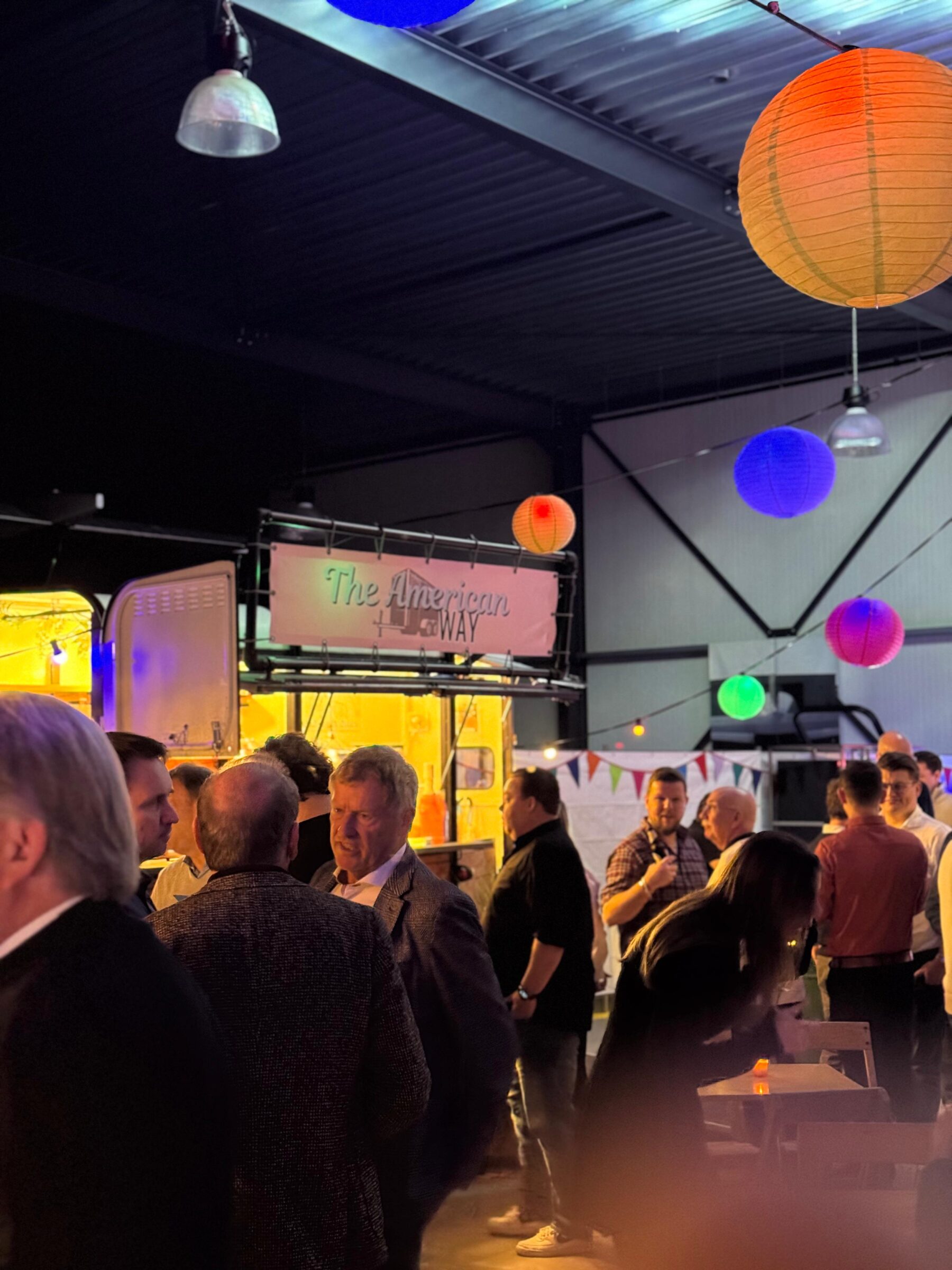 Publiek voor The American Way foodtruck - Timeless Events