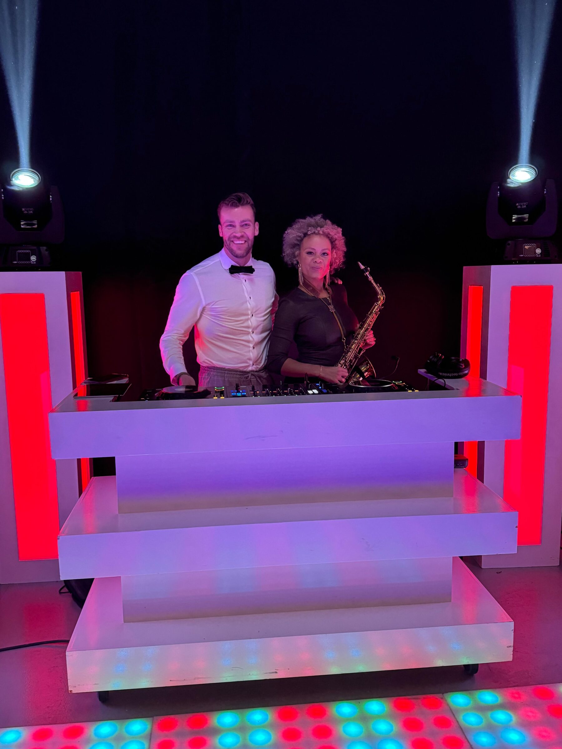 Man en vrouw achter de dj-booth inclusief saxofoon - Timeless Events