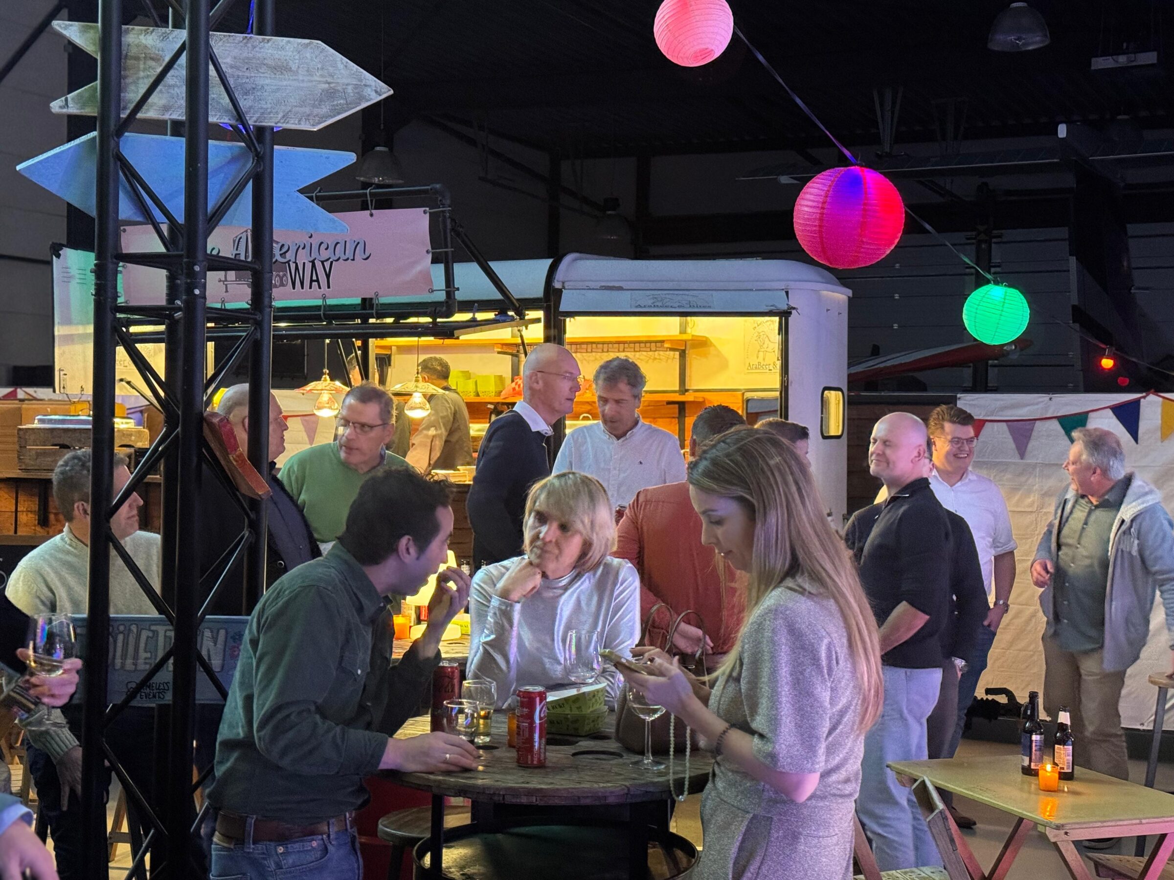 Publiek in de hangaar - Timeless Events