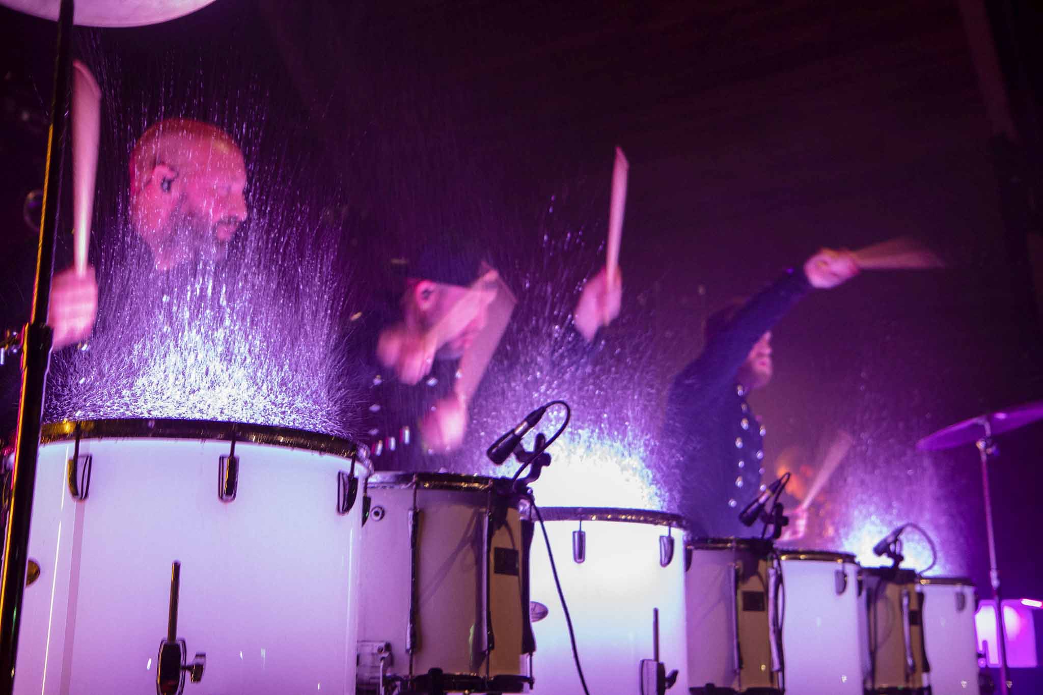 Drummers met spetterend lichtgevend vloeistof - Timeless Events