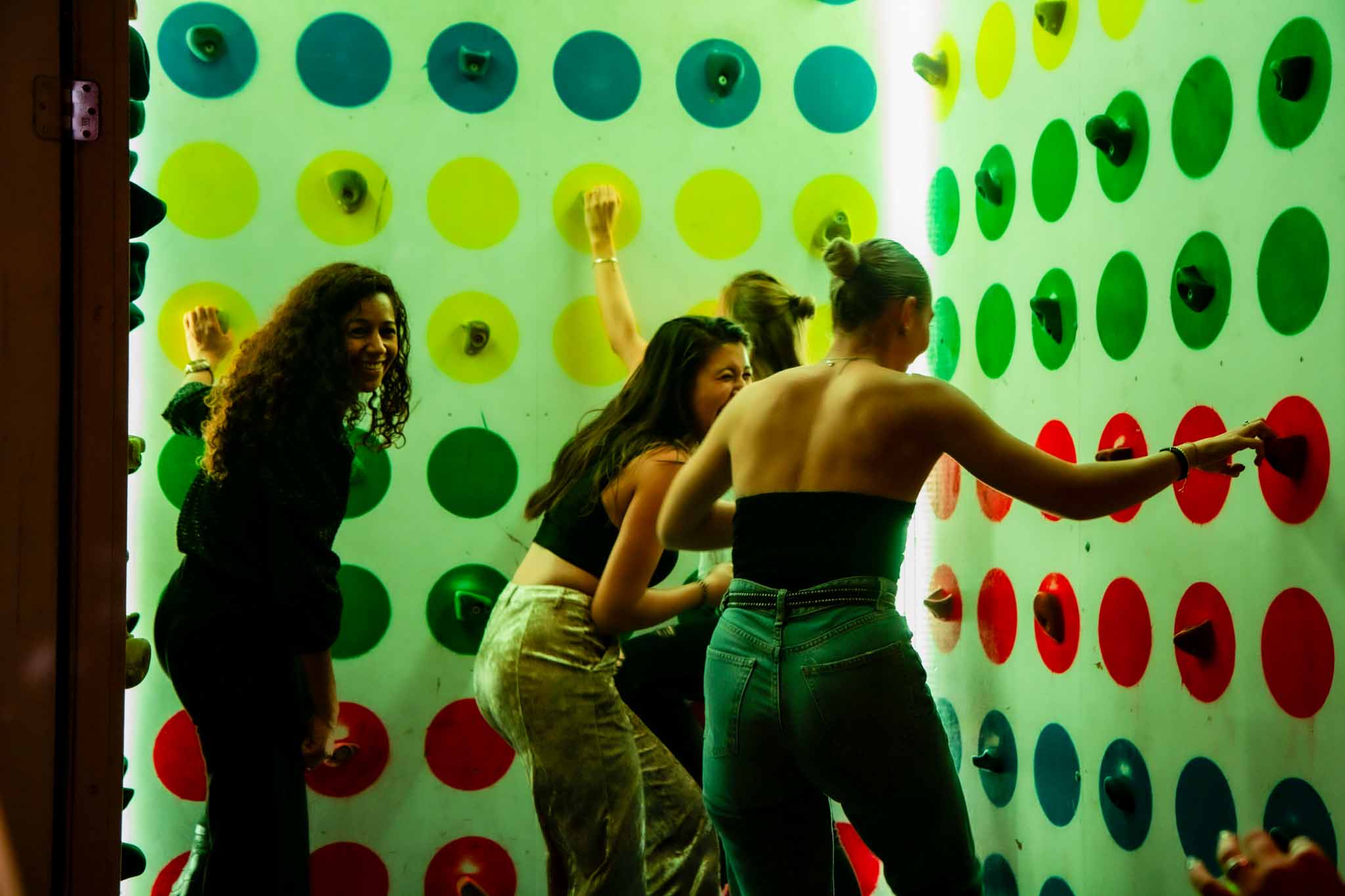 Lachende vrouwen die staand Twister spelen - Timeless Events