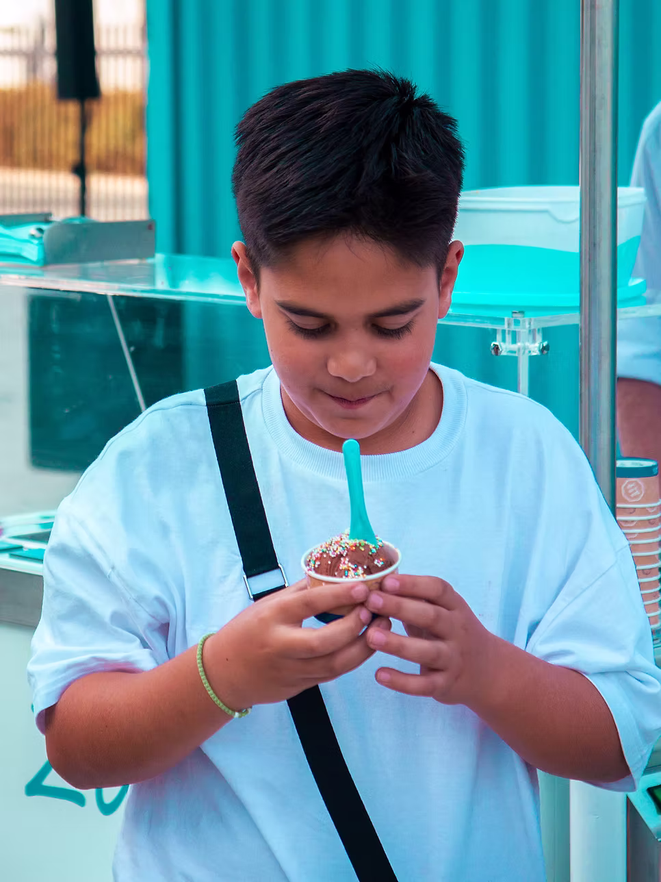 Kind met een bakje ijs