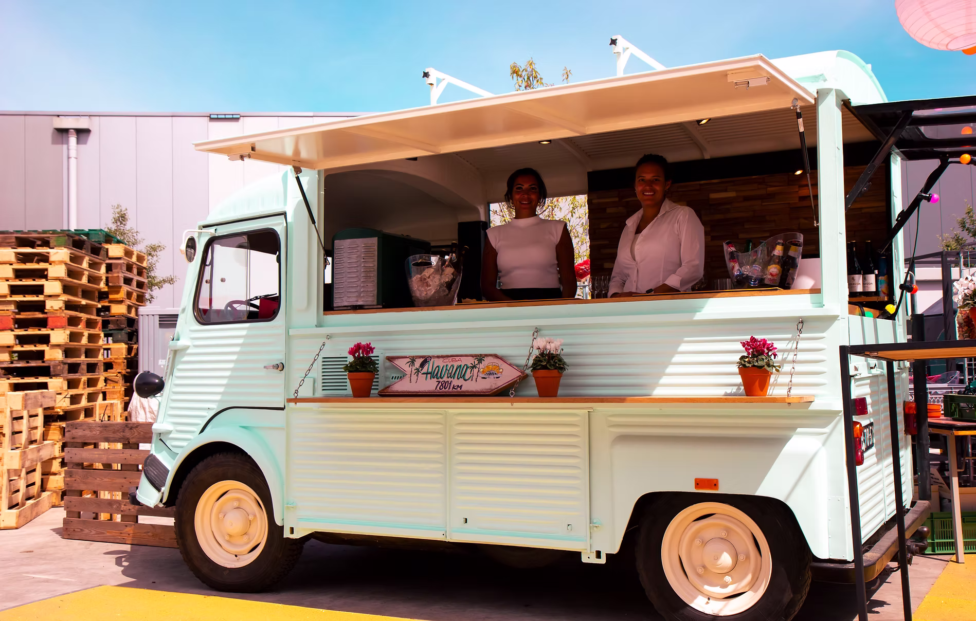 Twee vrouwen in een blauwe foodtruck