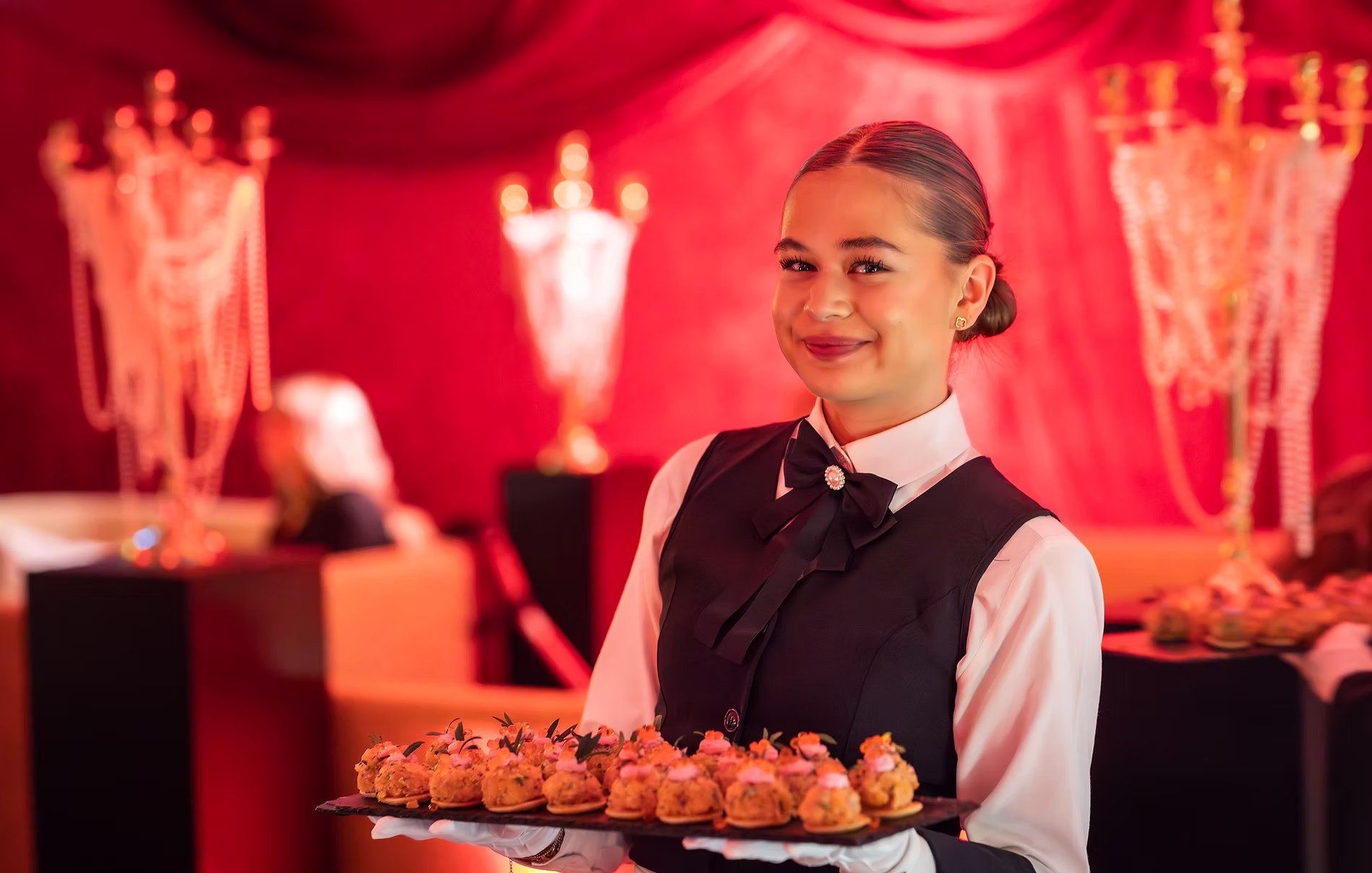 Serveerster met een dienblad met hapjes - Timeless Events