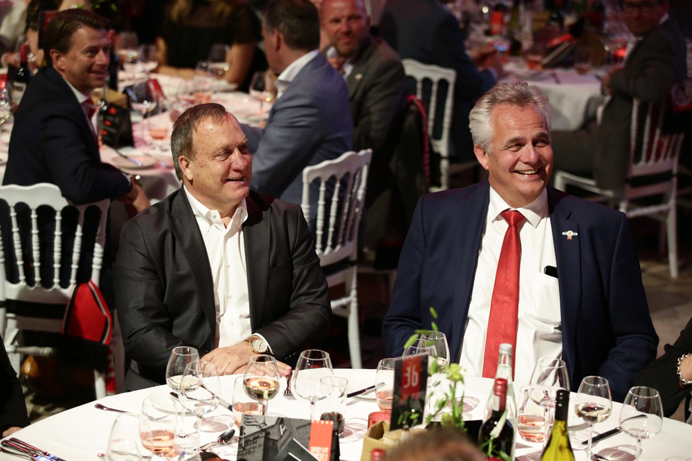 Twee lachende mannen aan een ronde tafel - Timeless Events