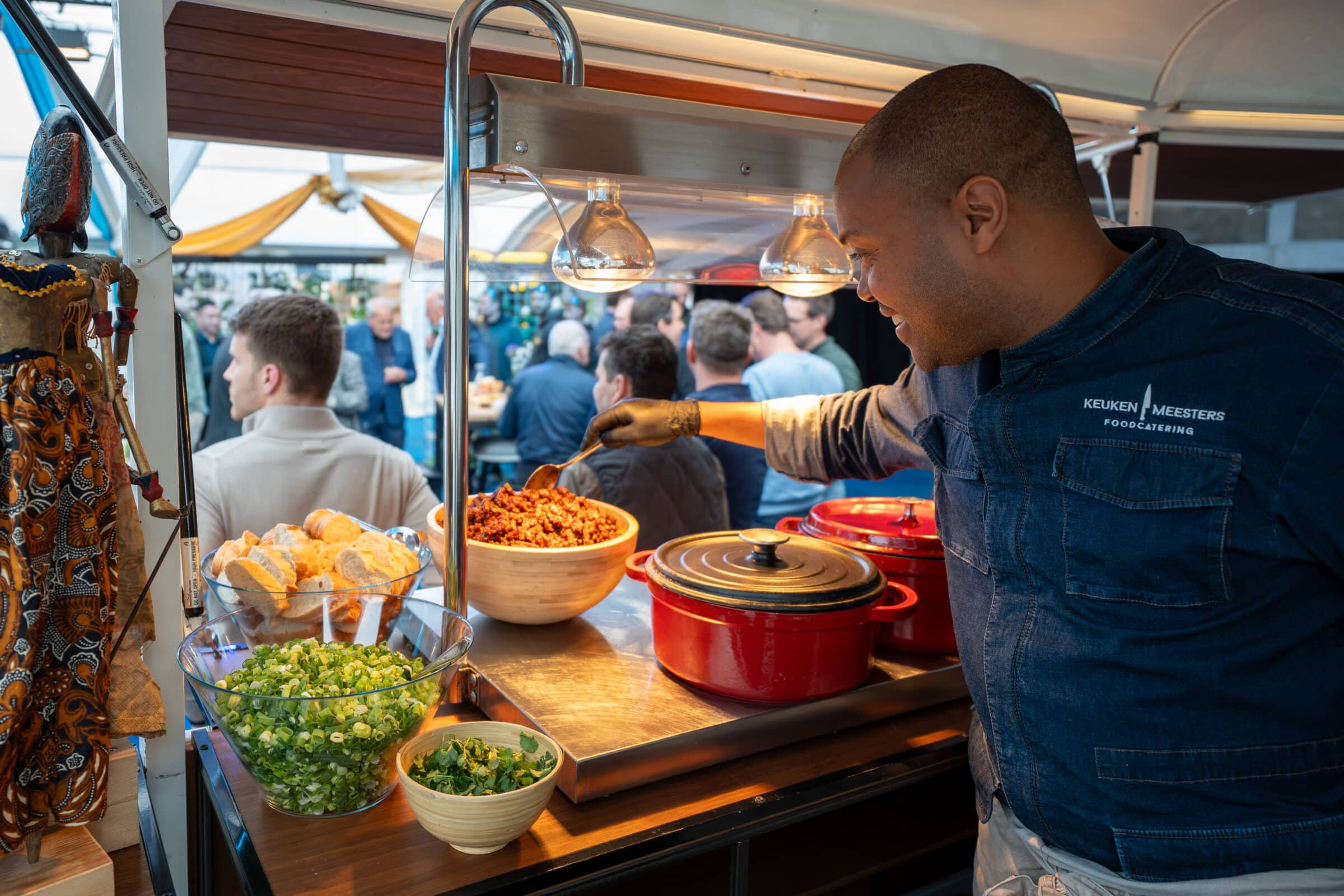 catering achter volle tafel met eten