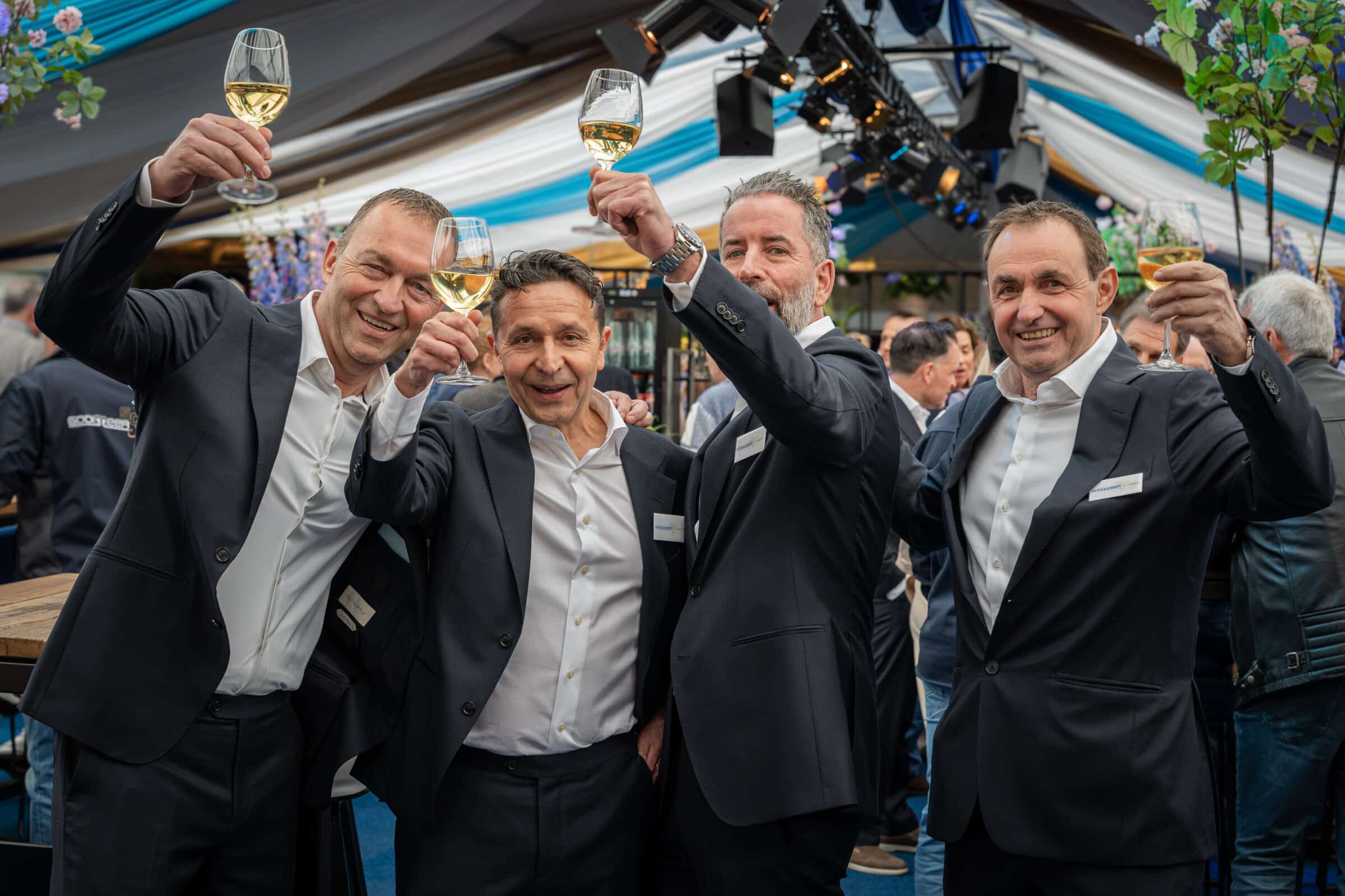 Mensen proosten tijdens jubileumfeest