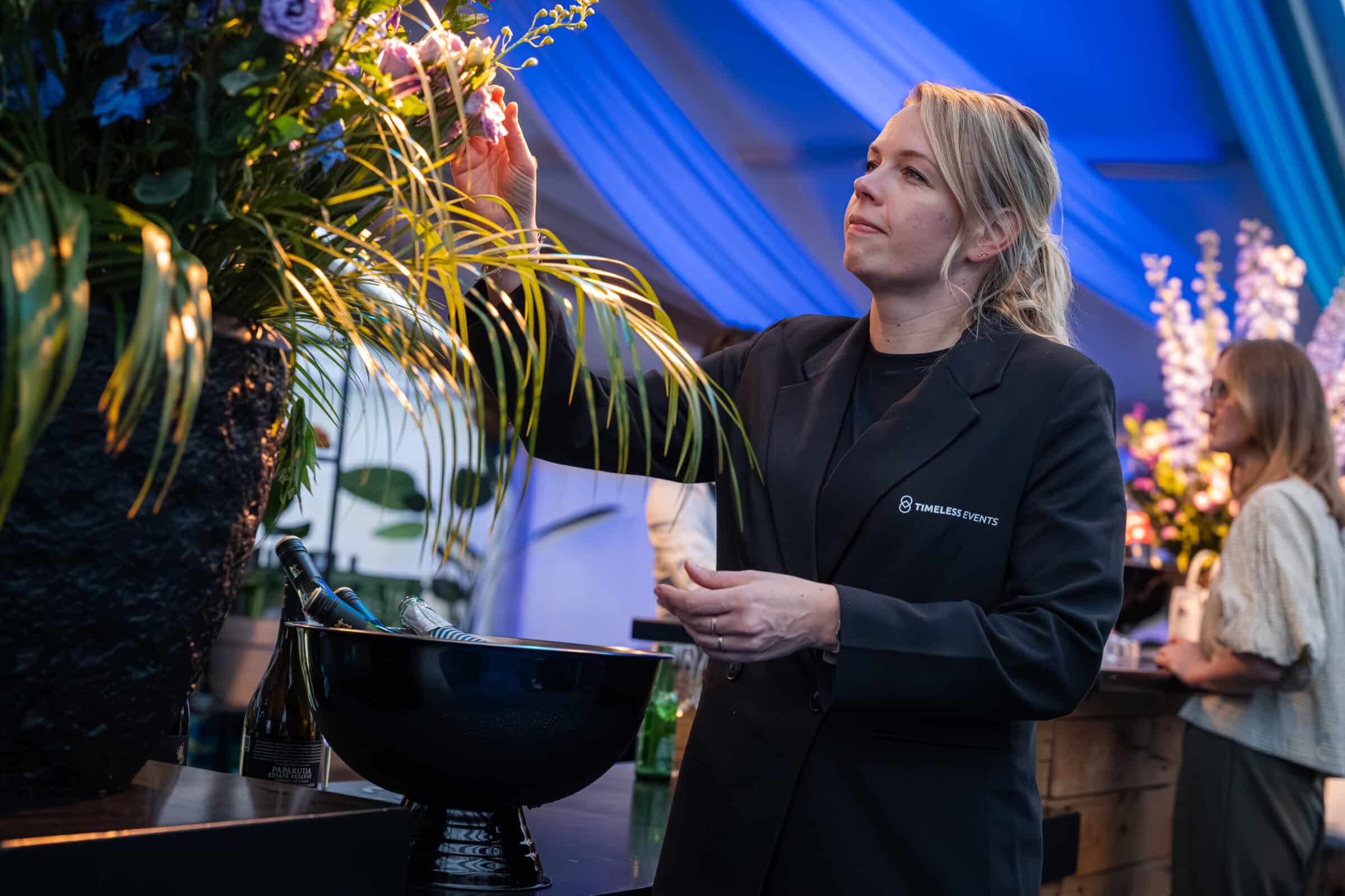 collega davina hangt versiering op
