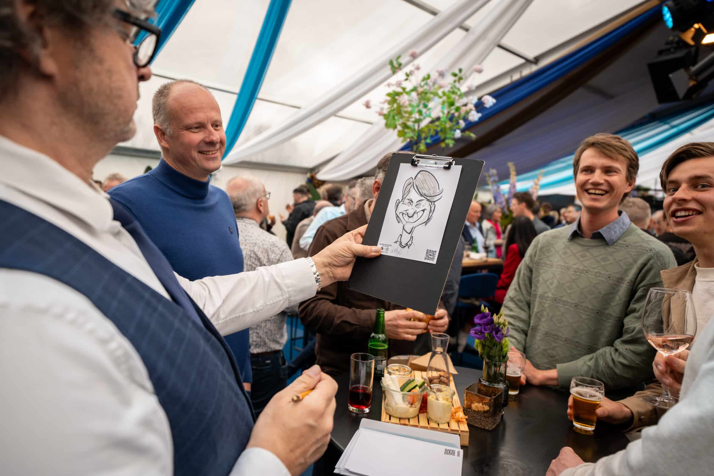 karikaturist met tekening in zijn handen