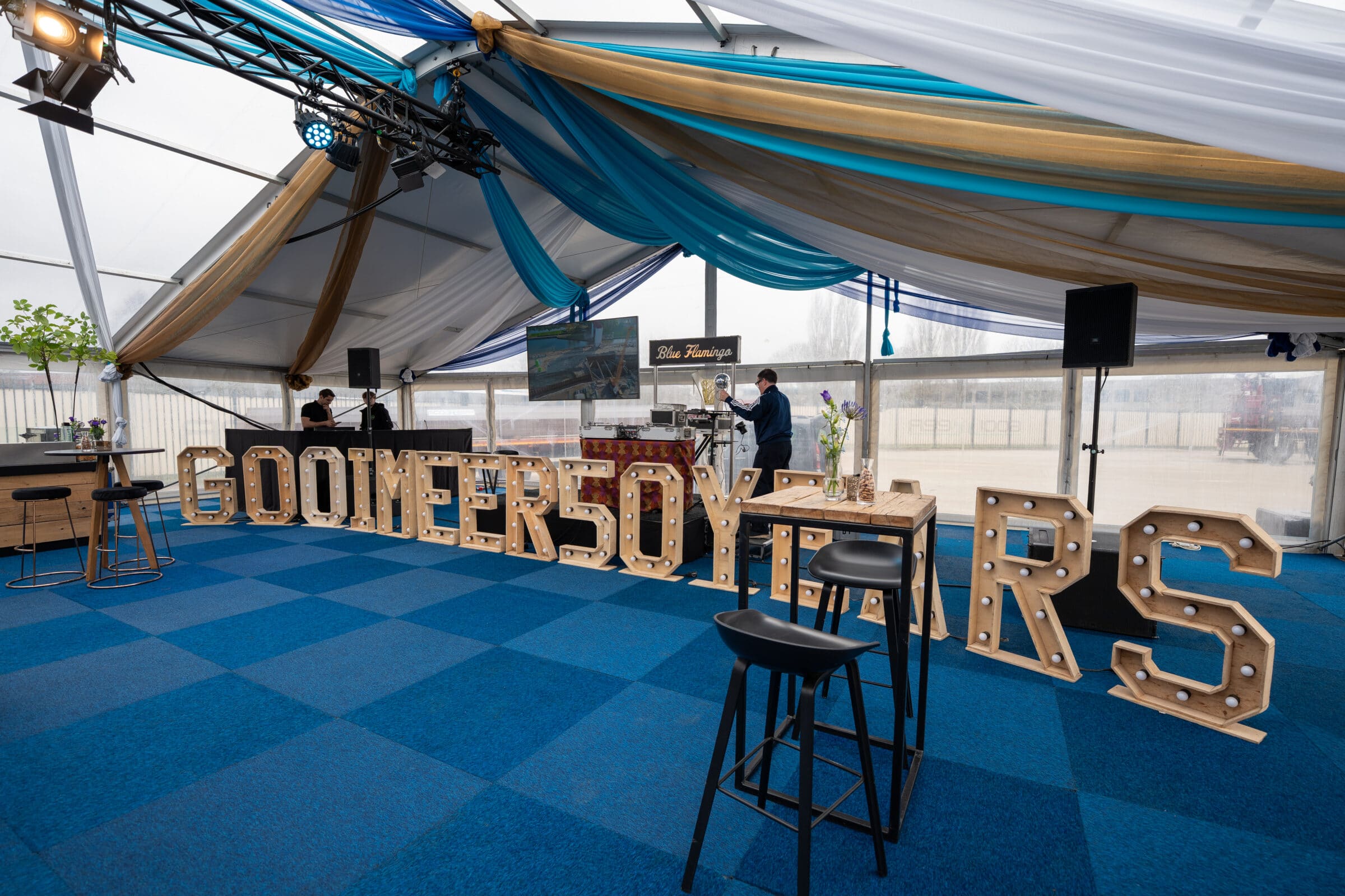 Zaal met ledletters gooimeer 50 jaar