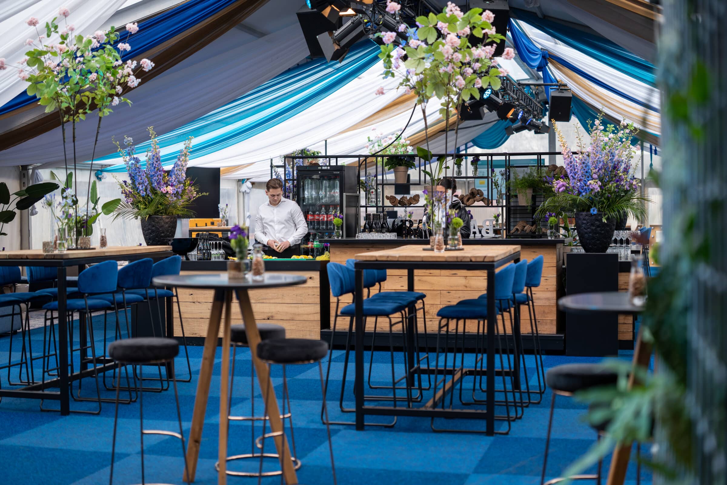 bar in opgemaakte tent gooimeer 50 jaar