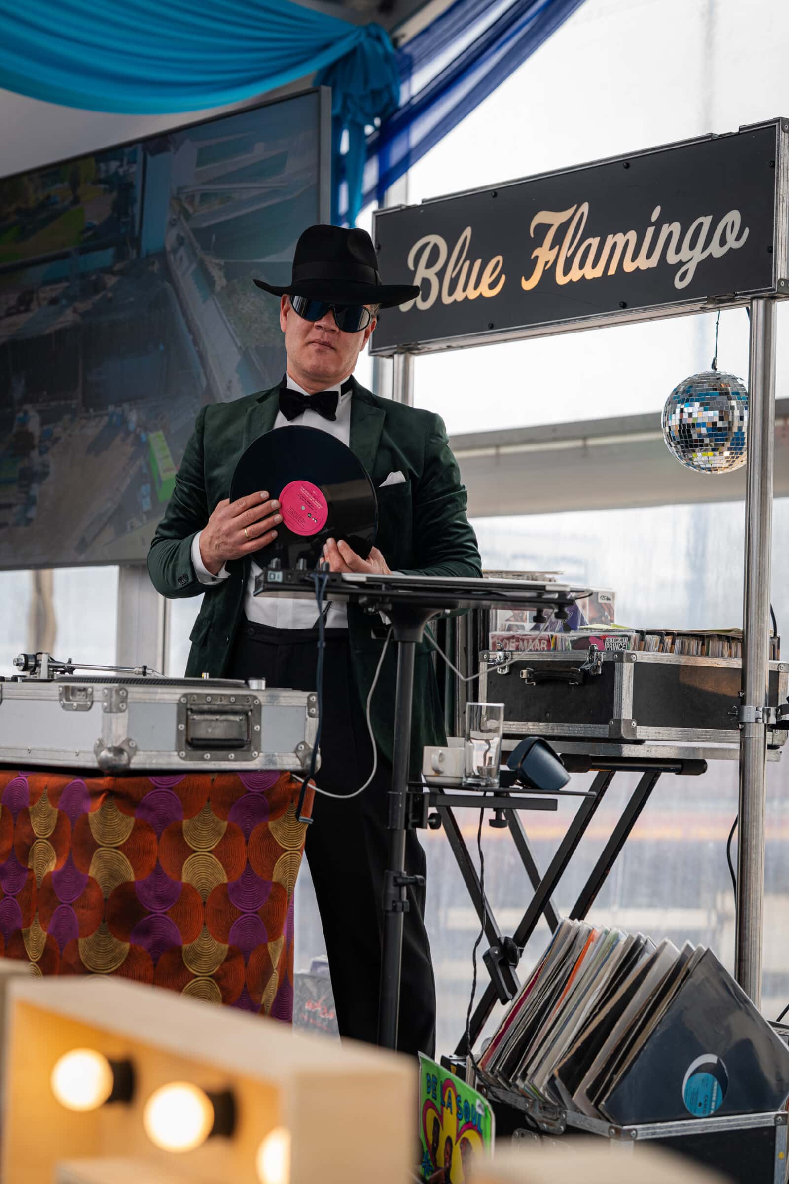 DJ blue flamingo op het podium